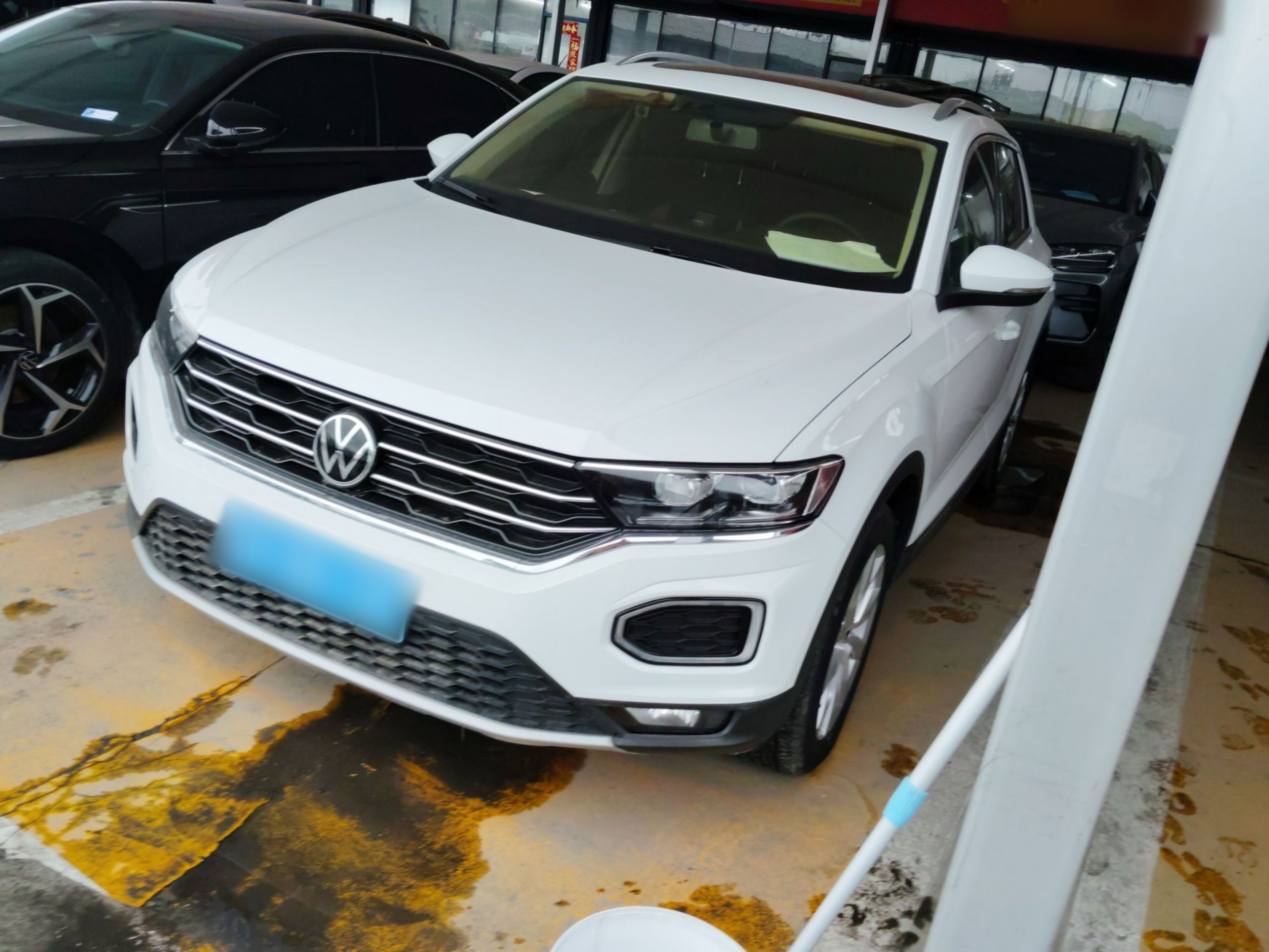 Под передней частью автомобиля