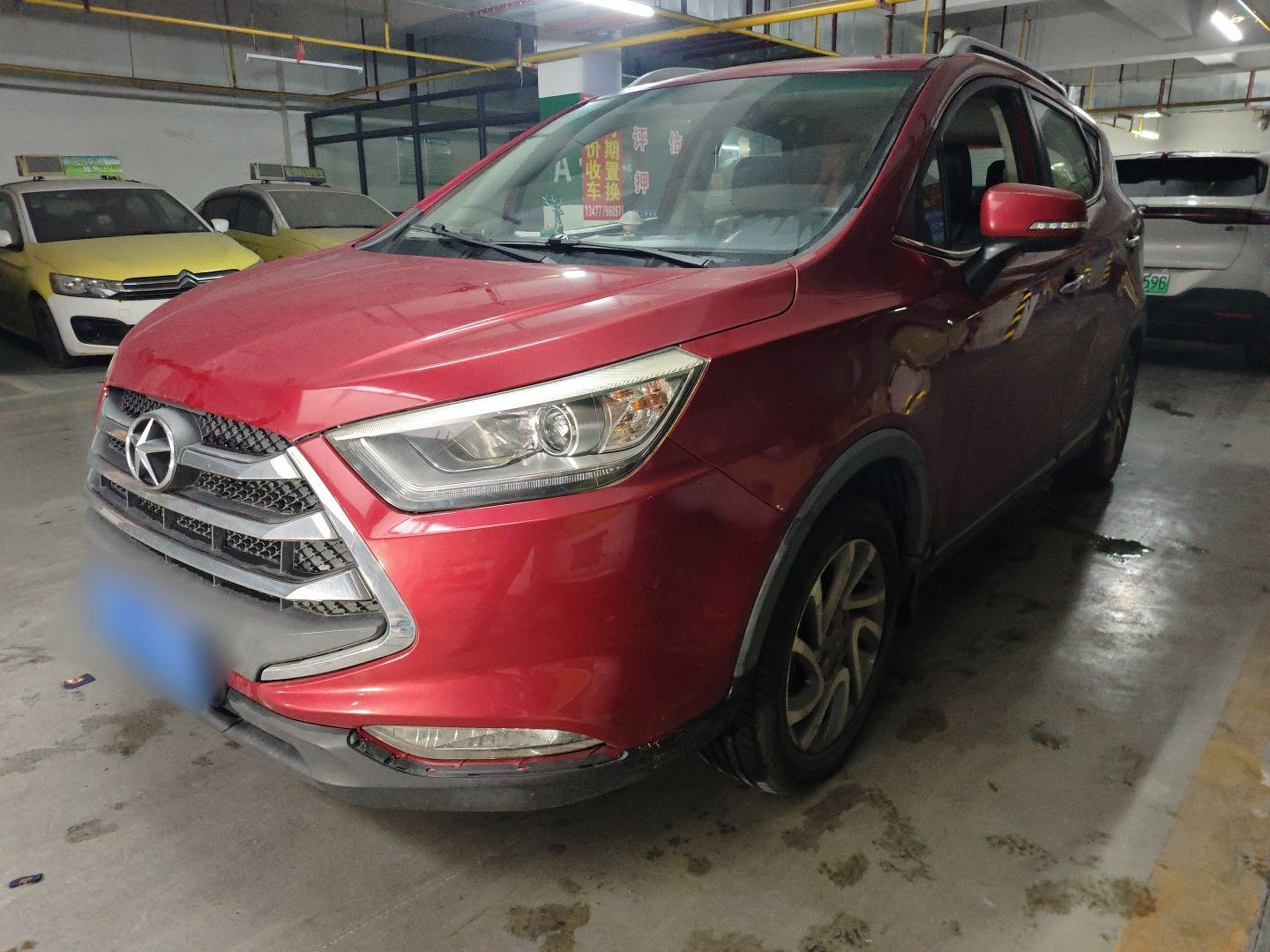 تحت مقدمة السيارة