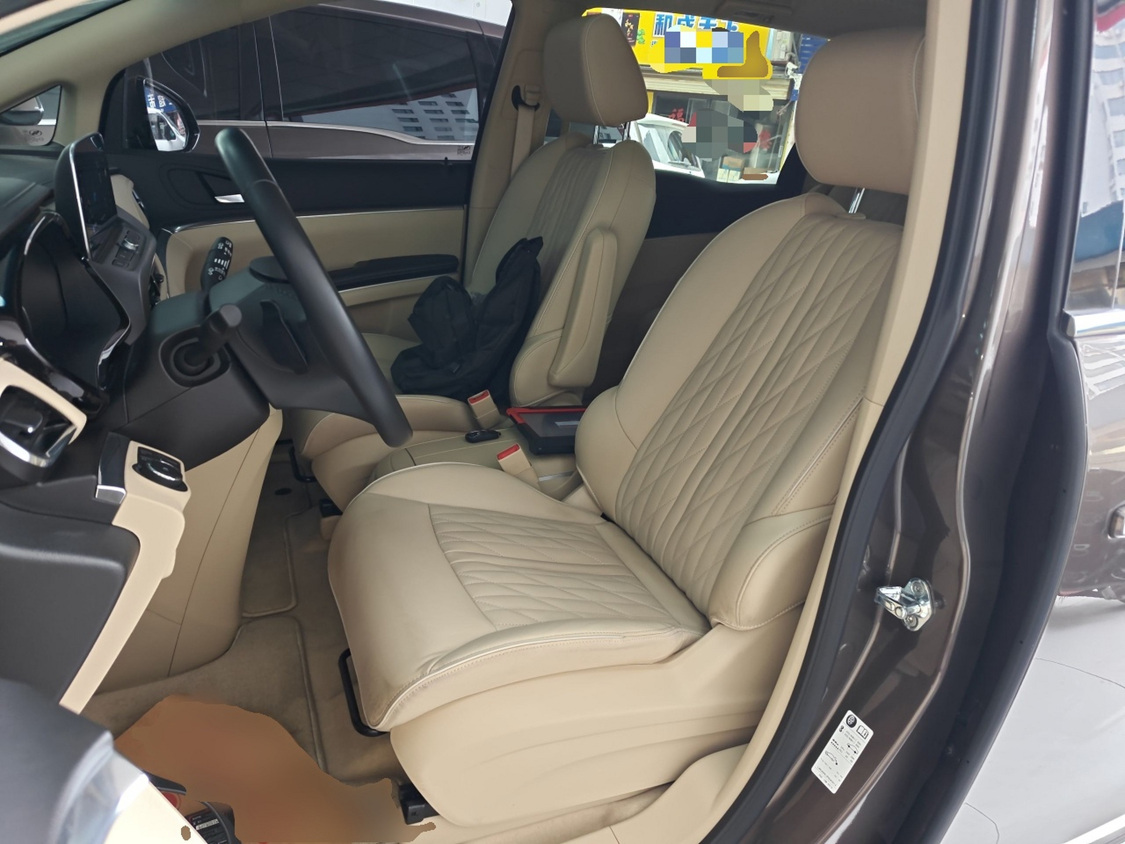 Переднее сиденье в автомобиле