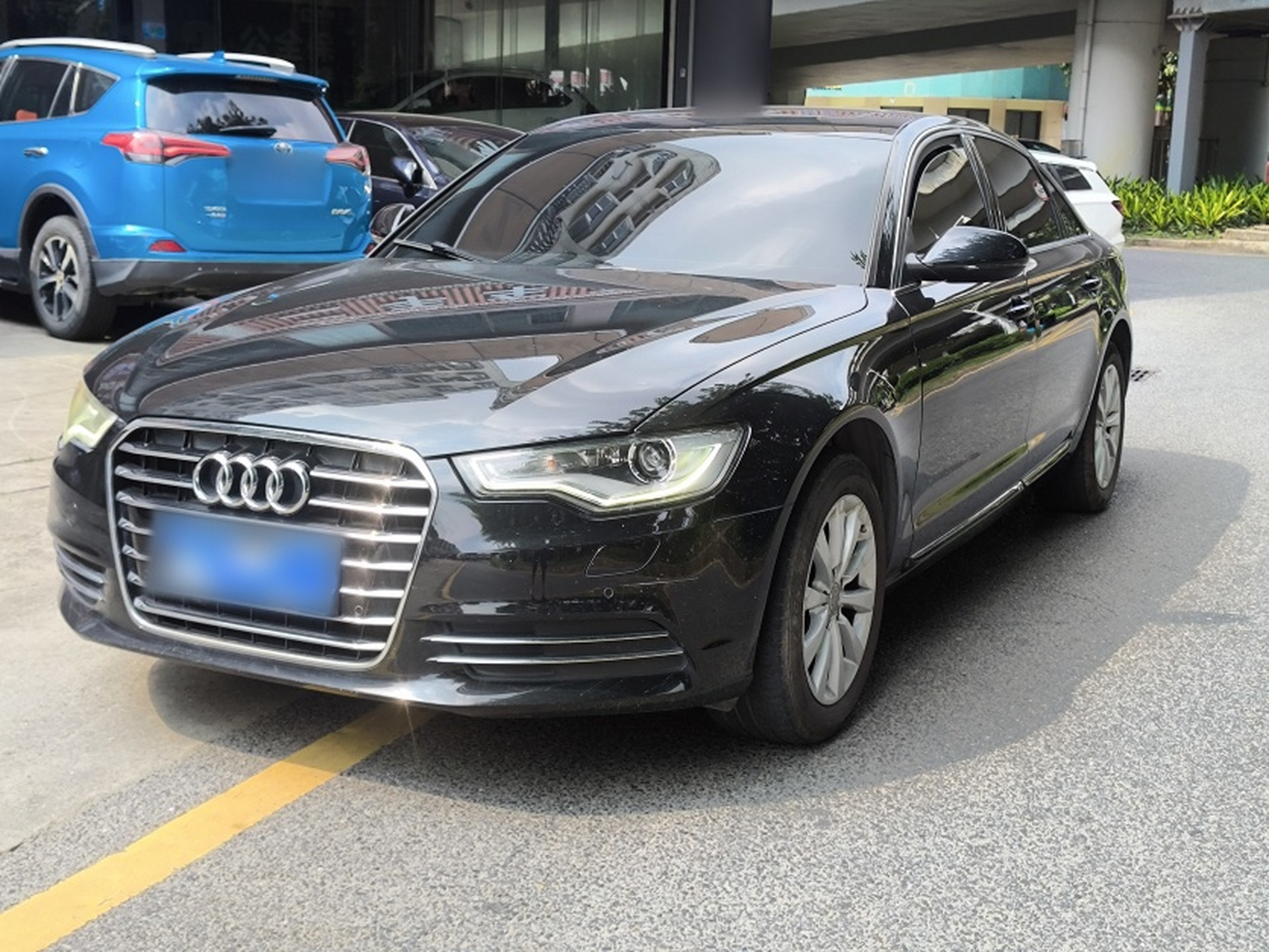 تحت مقدمة السيارة