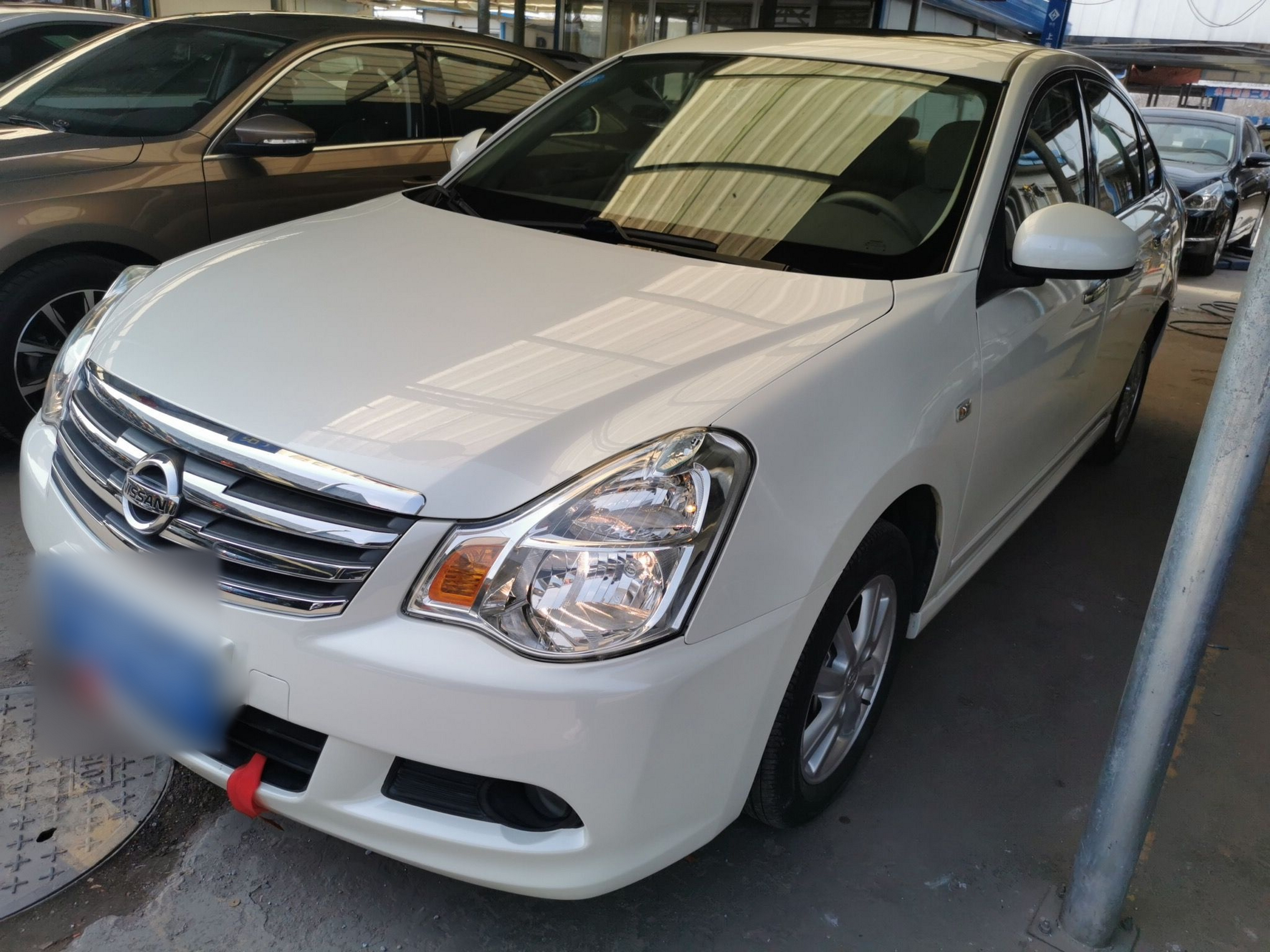 Под передней частью автомобиля