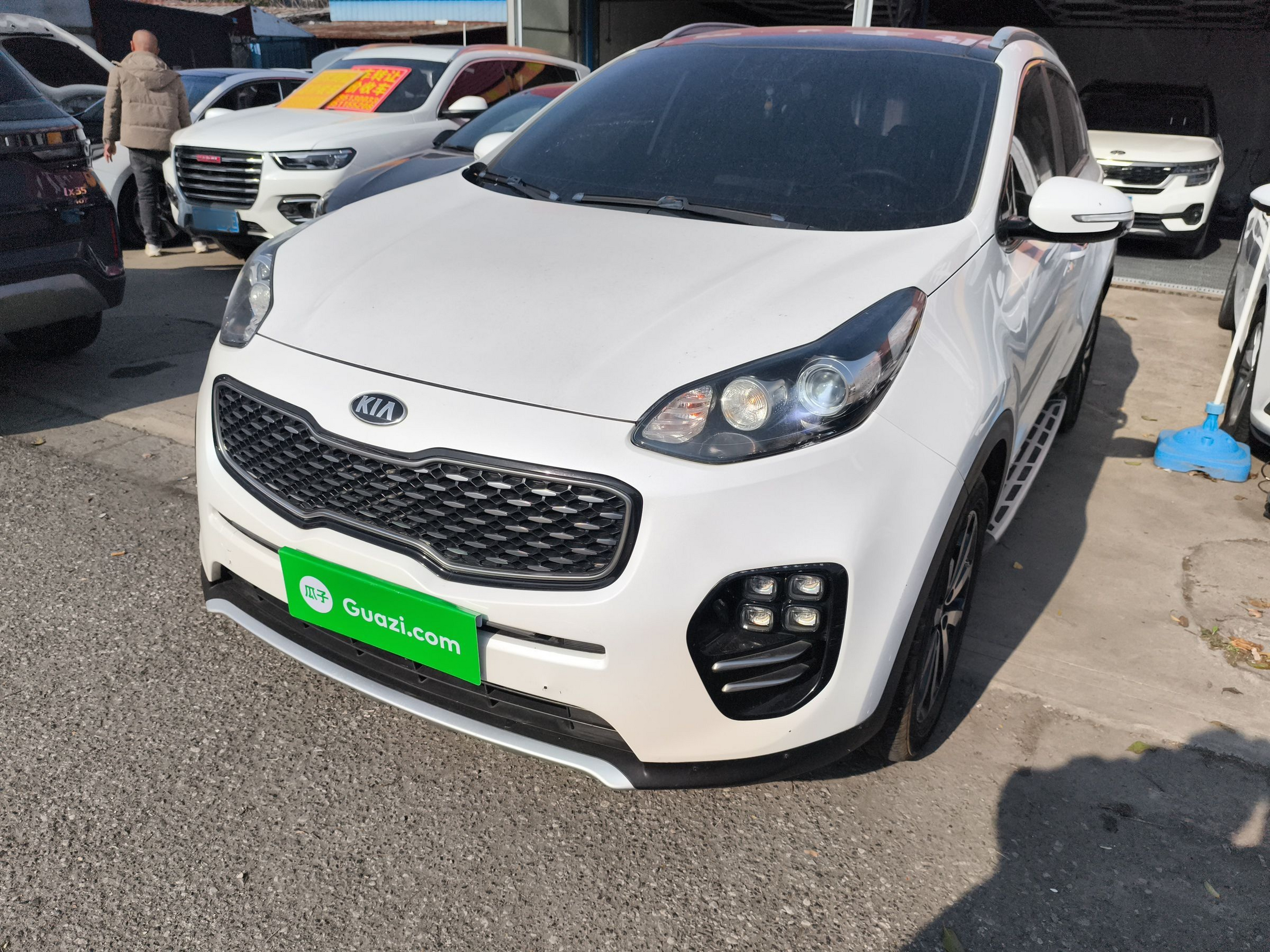 تحت مقدمة السيارة