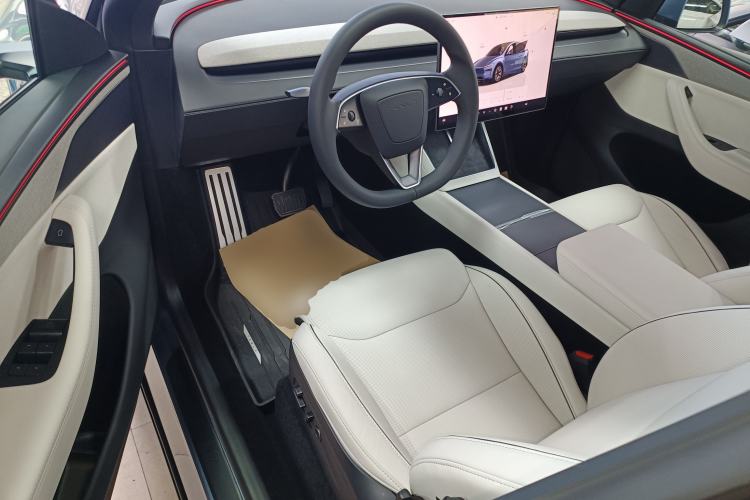 Used Tesla Model Y L 2025 Long-Range All-Wheel-Drive Version
