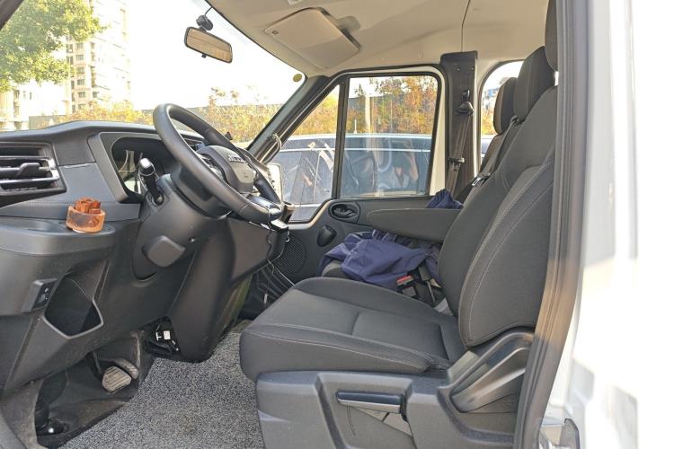 Used JMC Fushun 2025 2.0T 8AT Diesel Short-Wheelbase Low-Roof Commercial Multi-Purpose Passenger Vehicle with 5/6 Seats and Liftgate Tailgate