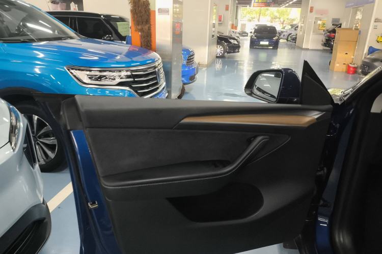 Used Tesla Model Y 2022 Long-Range All-Wheel-Drive Version
