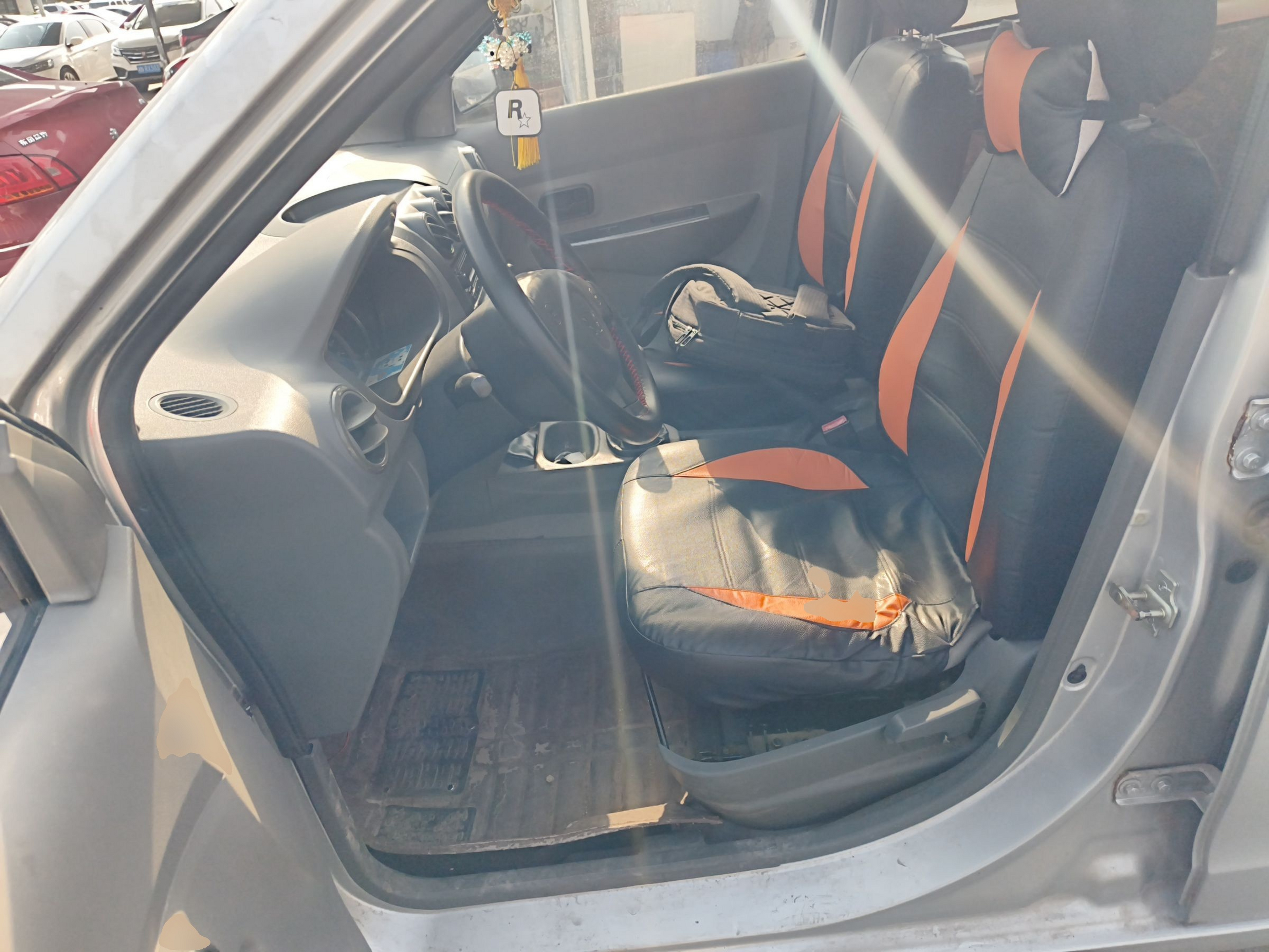 المقاعد الأمامية داخل السيارة