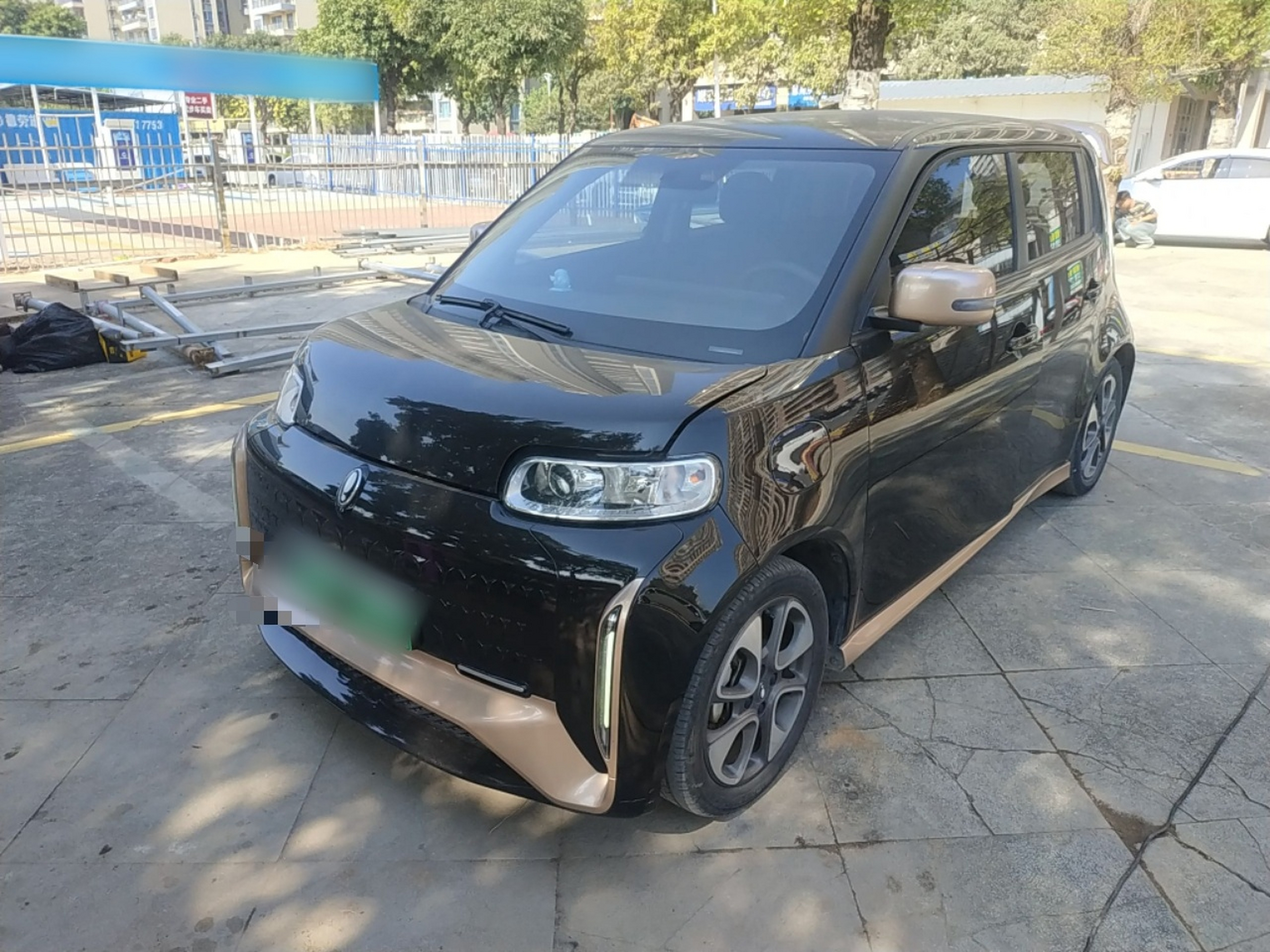 تحت مقدمة السيارة