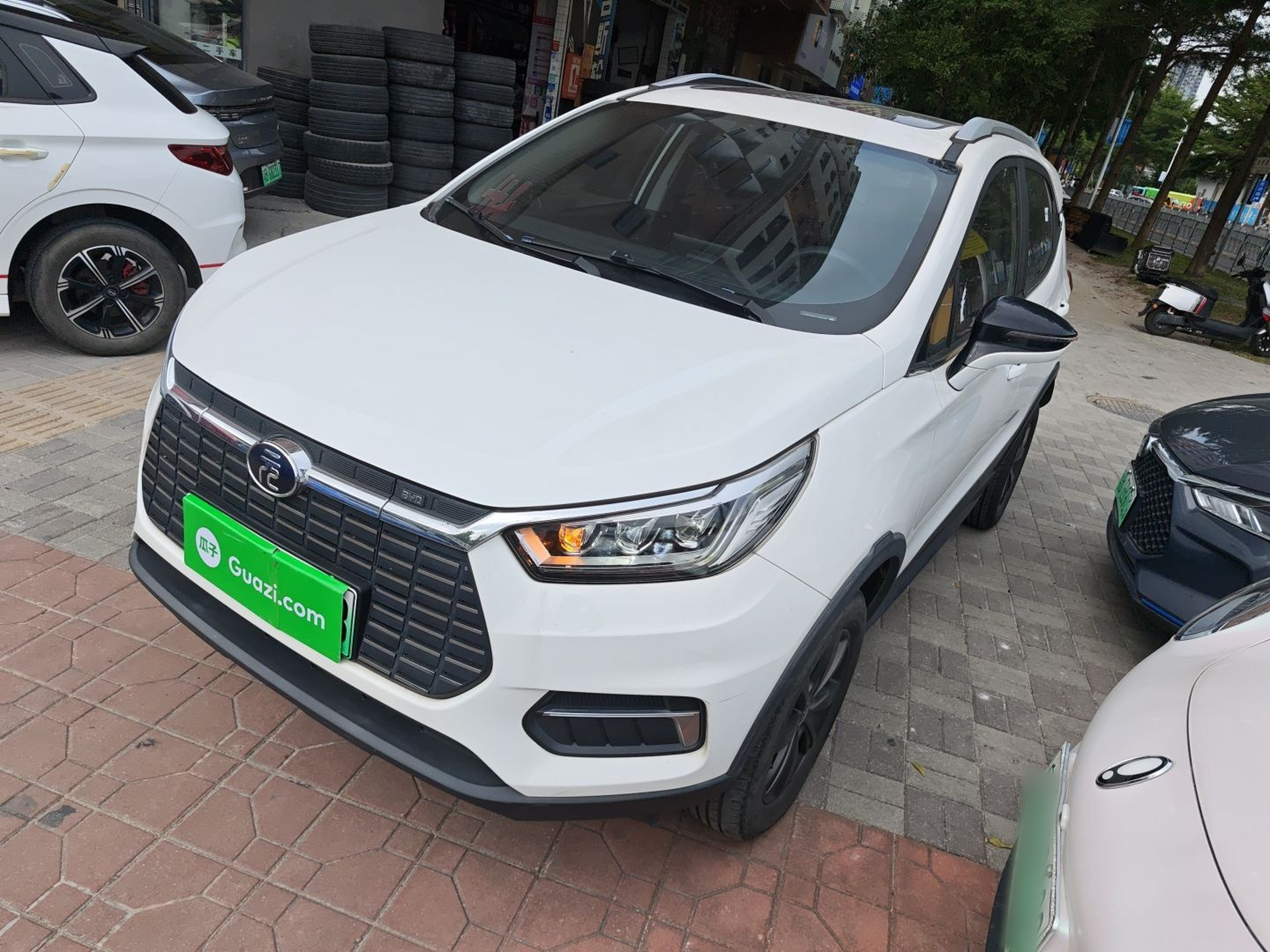 Под передней частью автомобиля