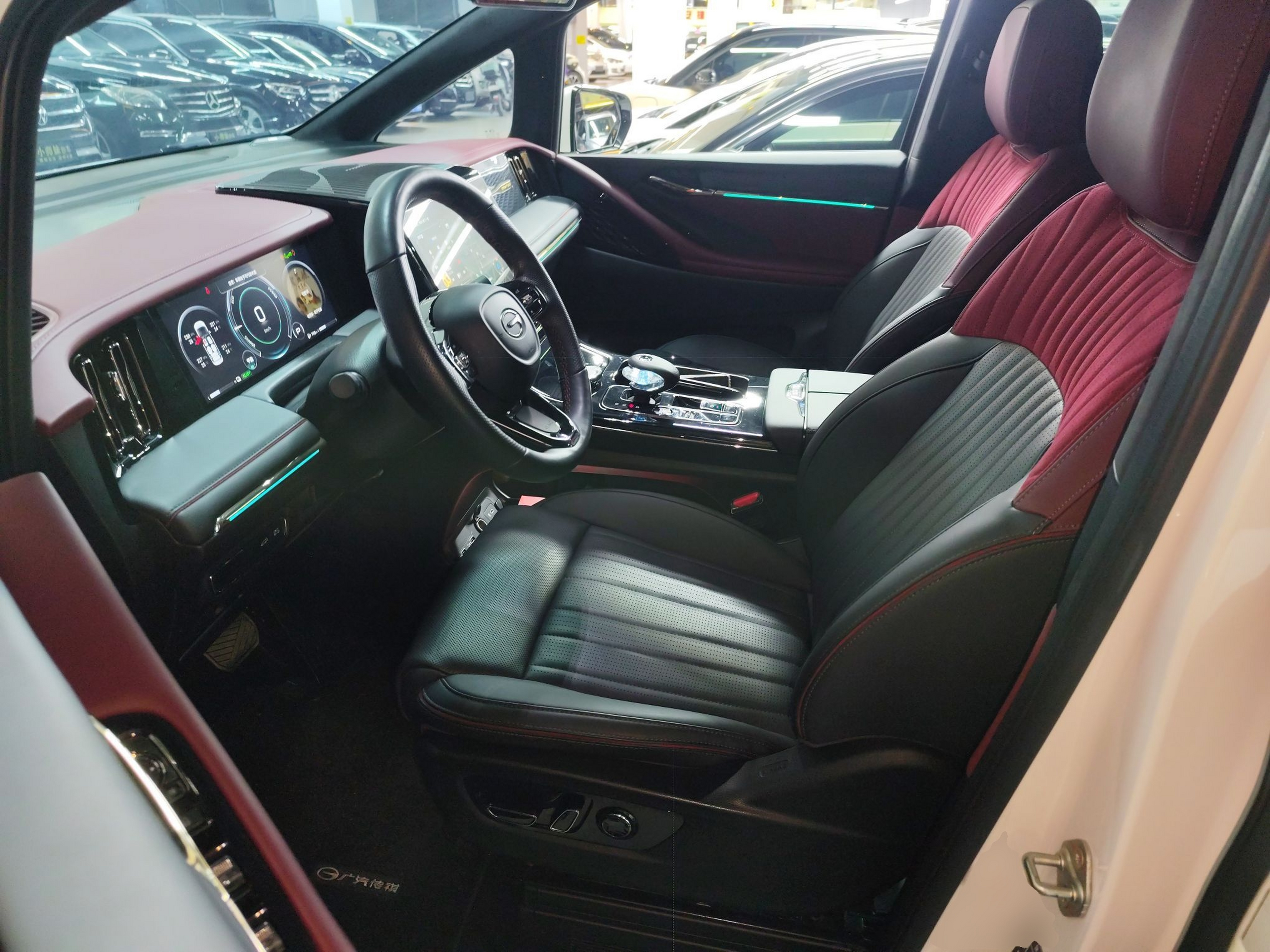 المقاعد الأمامية داخل السيارة