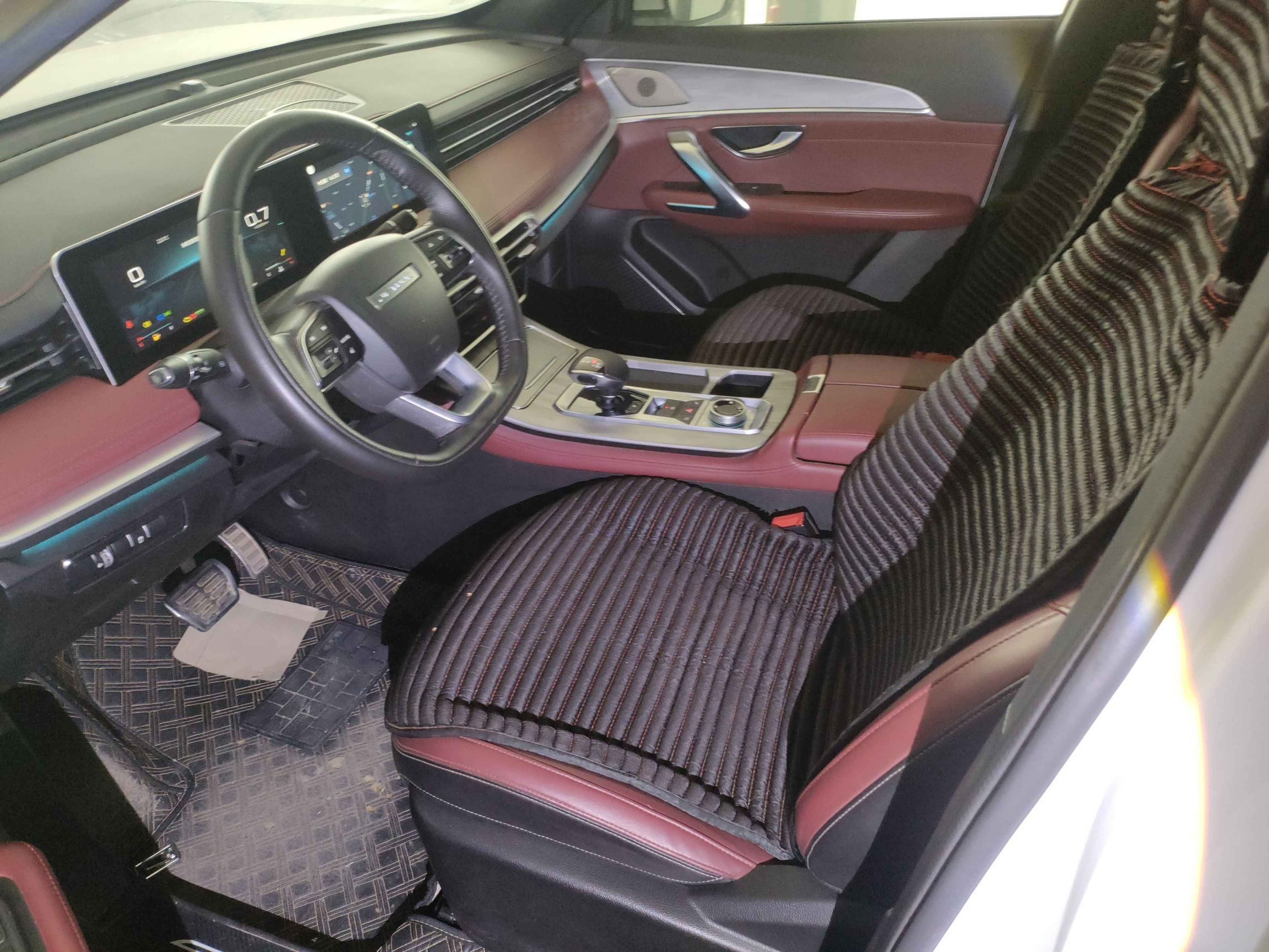 المقاعد الأمامية داخل السيارة