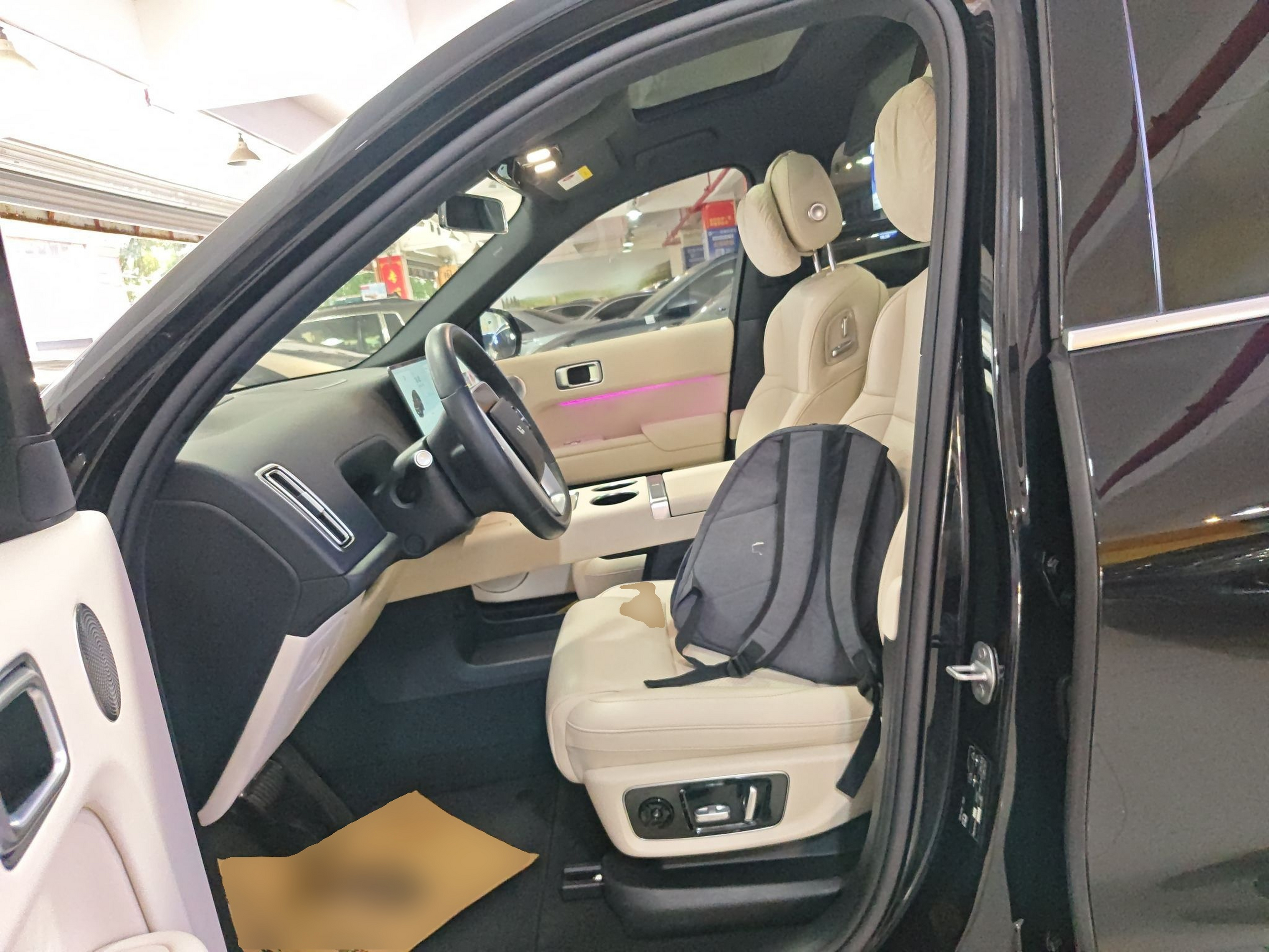 المقاعد الأمامية داخل السيارة