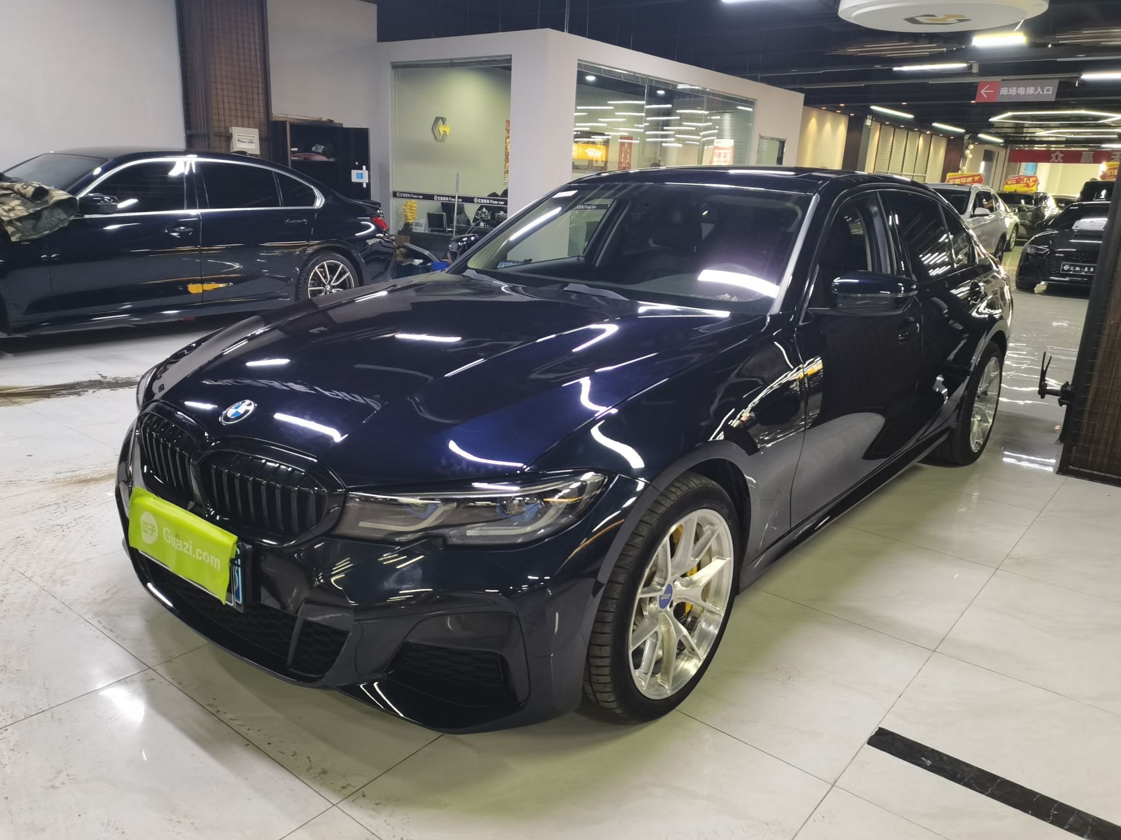 تحت مقدمة السيارة