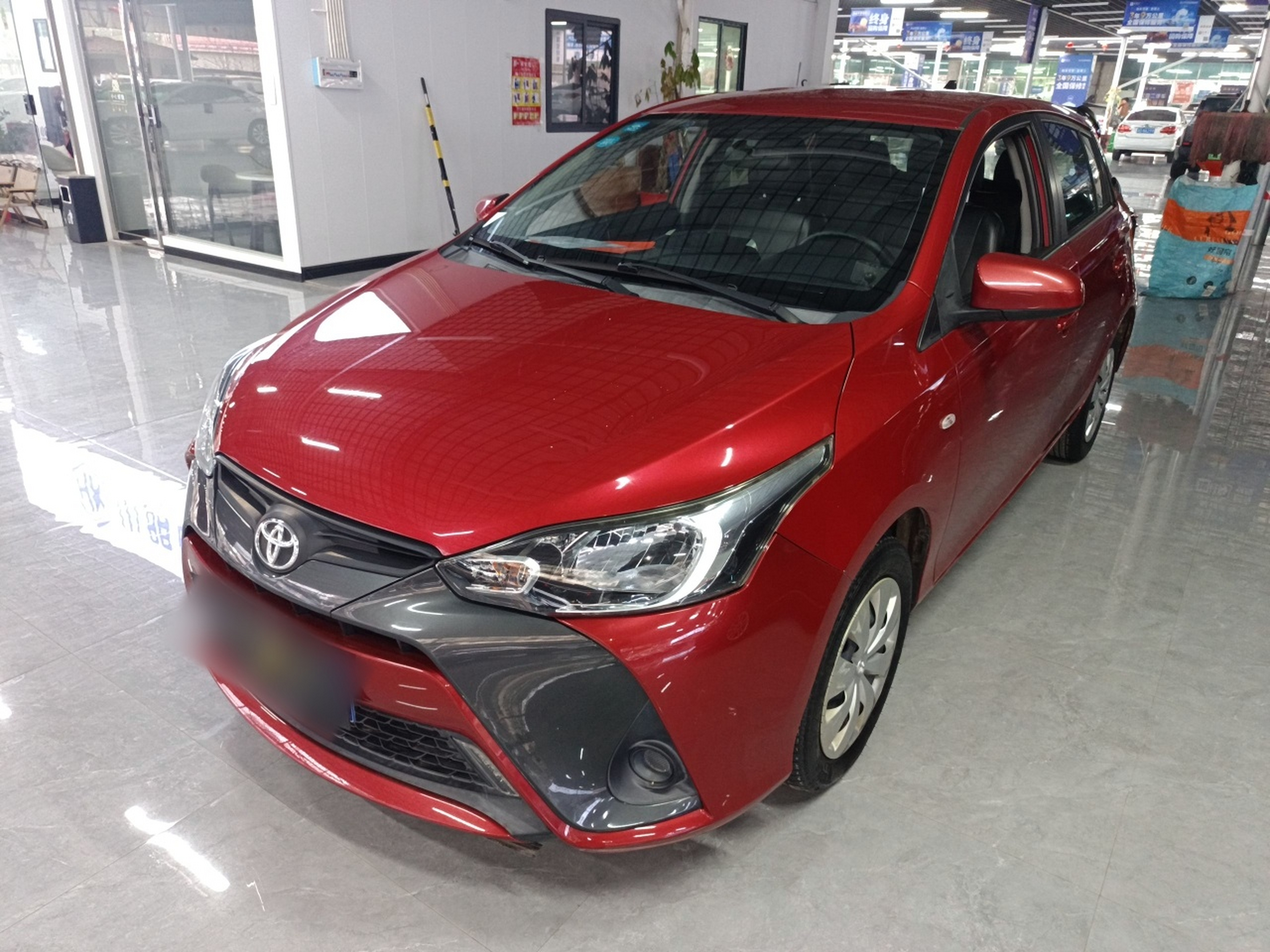 تحت مقدمة السيارة