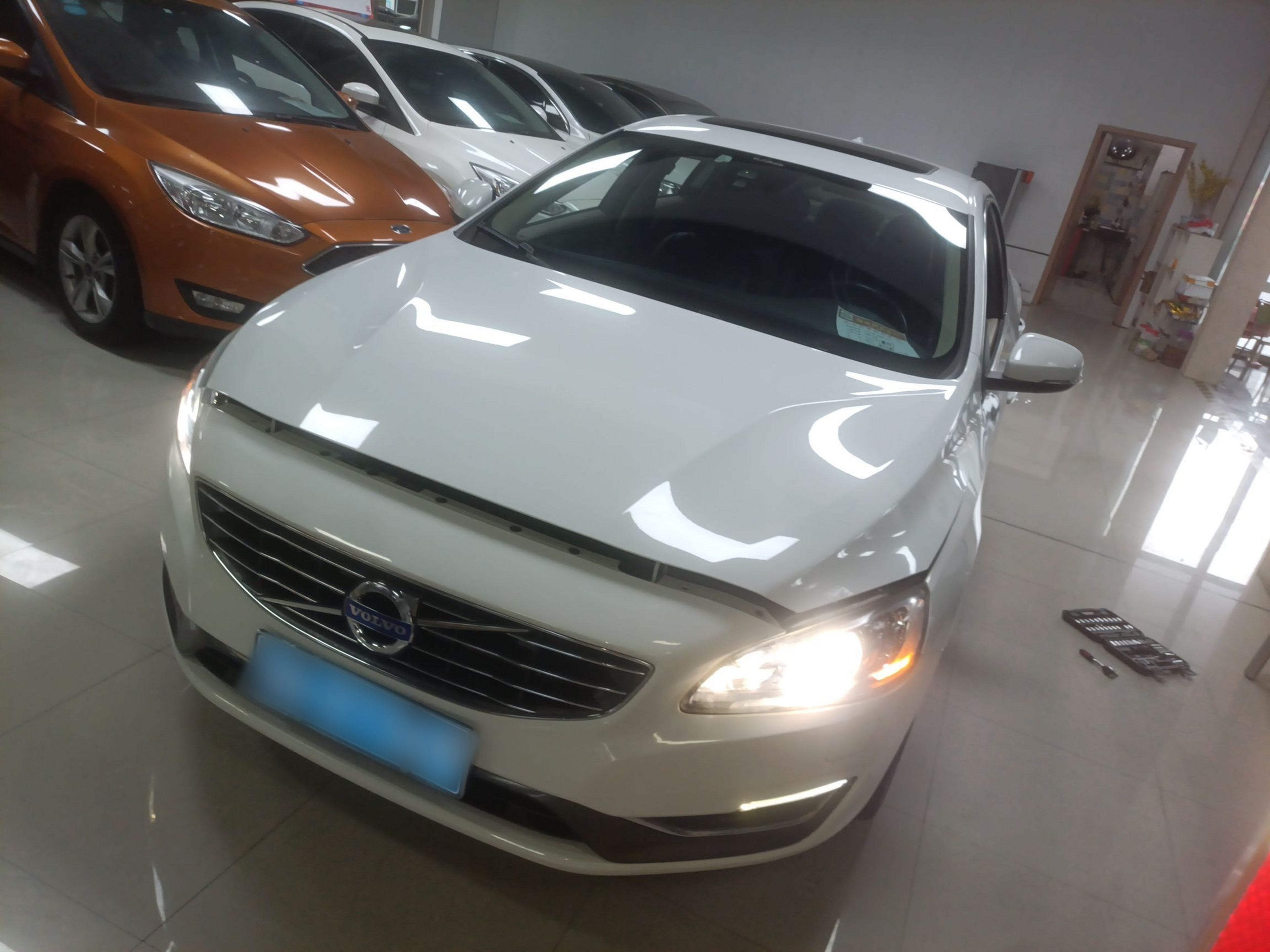 تحت مقدمة السيارة