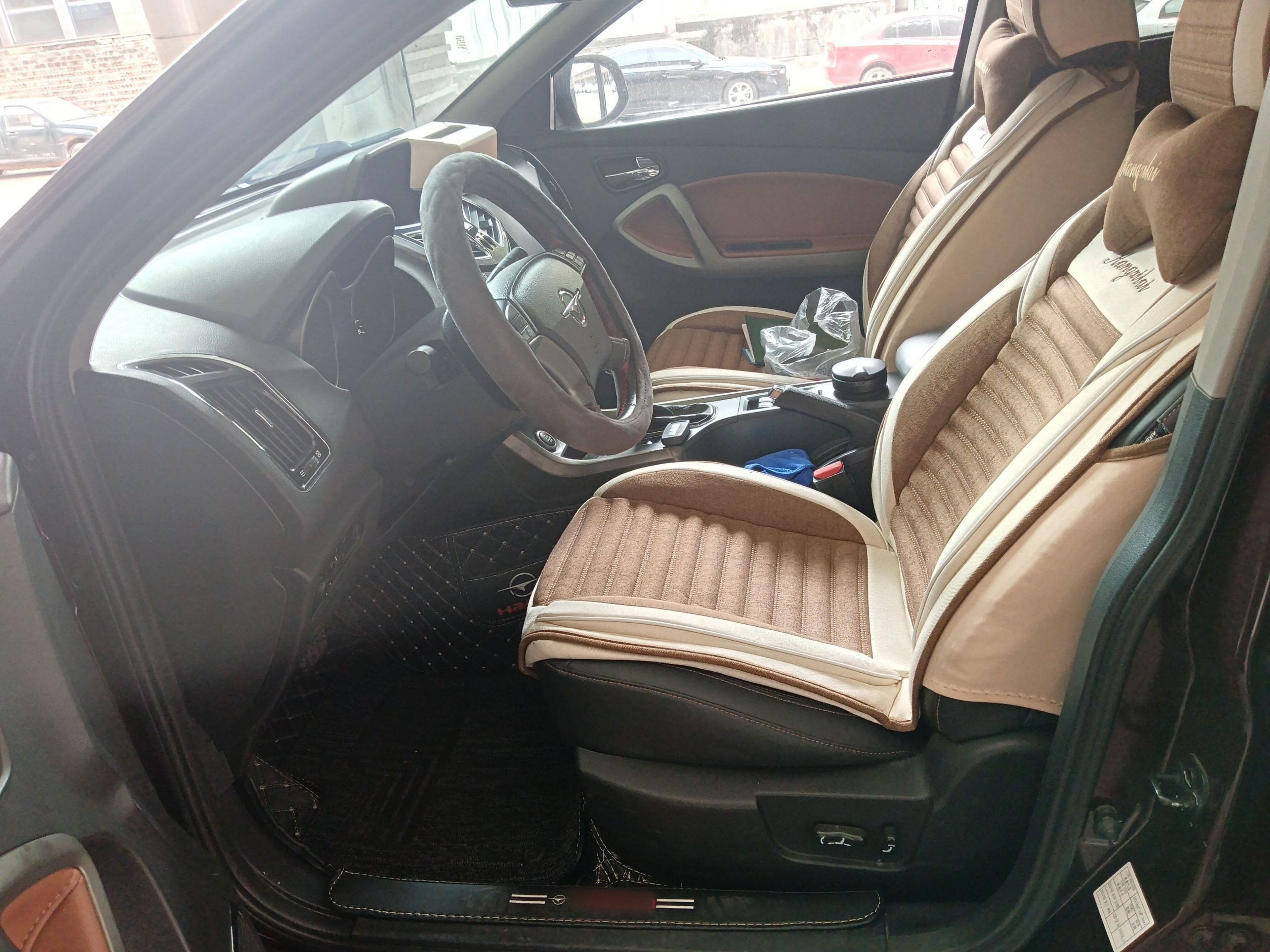 المقاعد الأمامية داخل السيارة