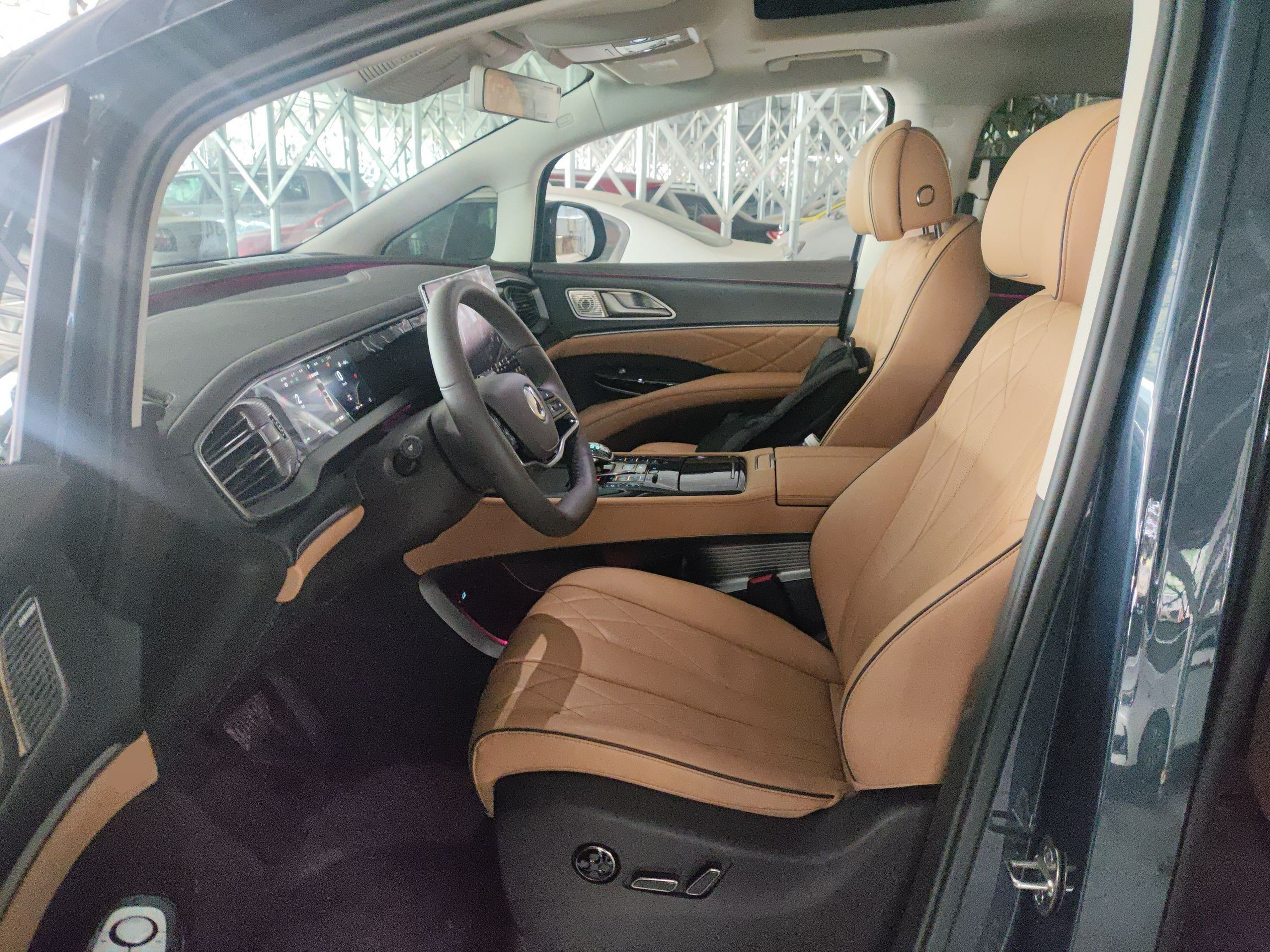 المقاعد الأمامية داخل السيارة