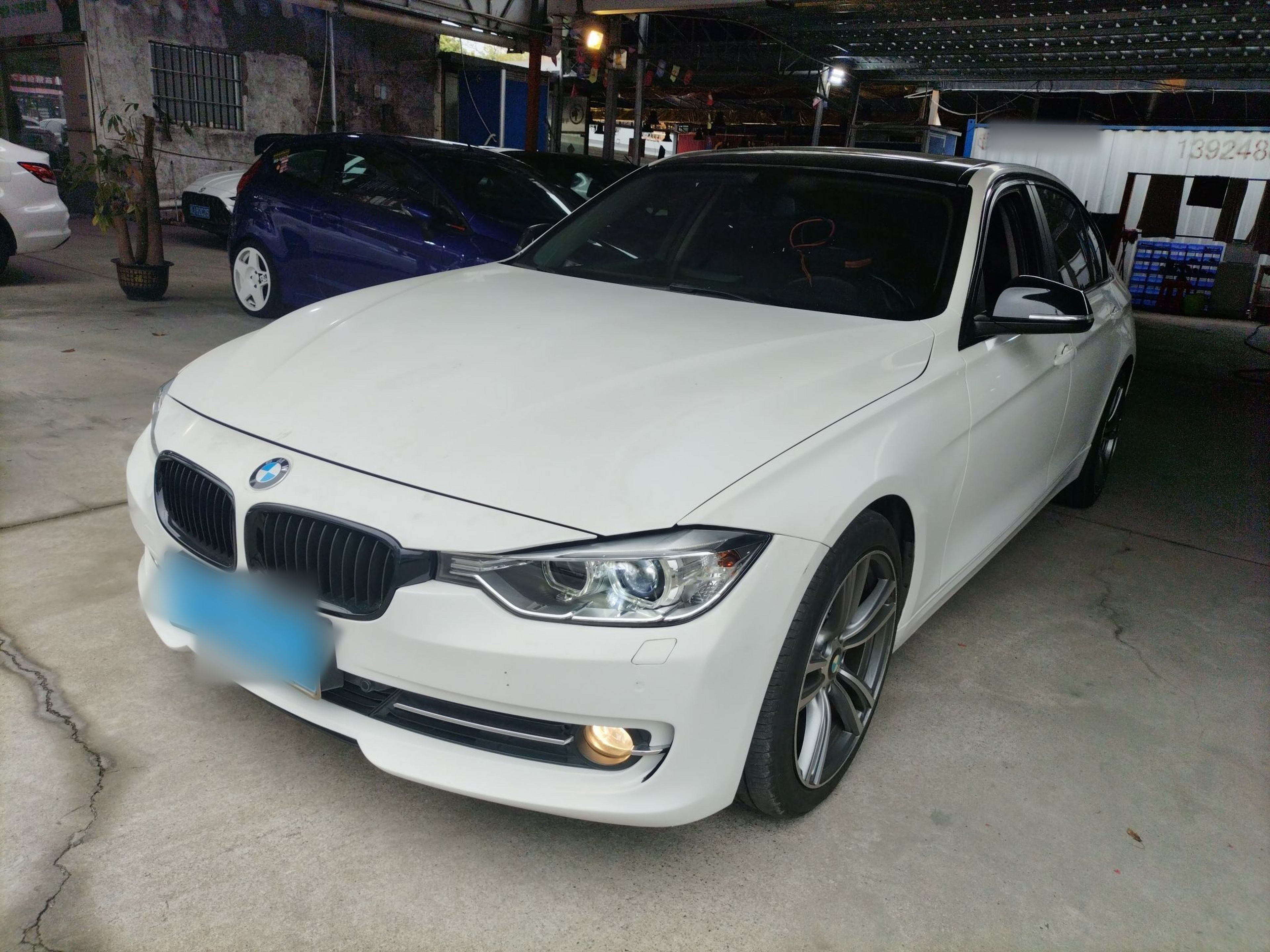 تحت مقدمة السيارة