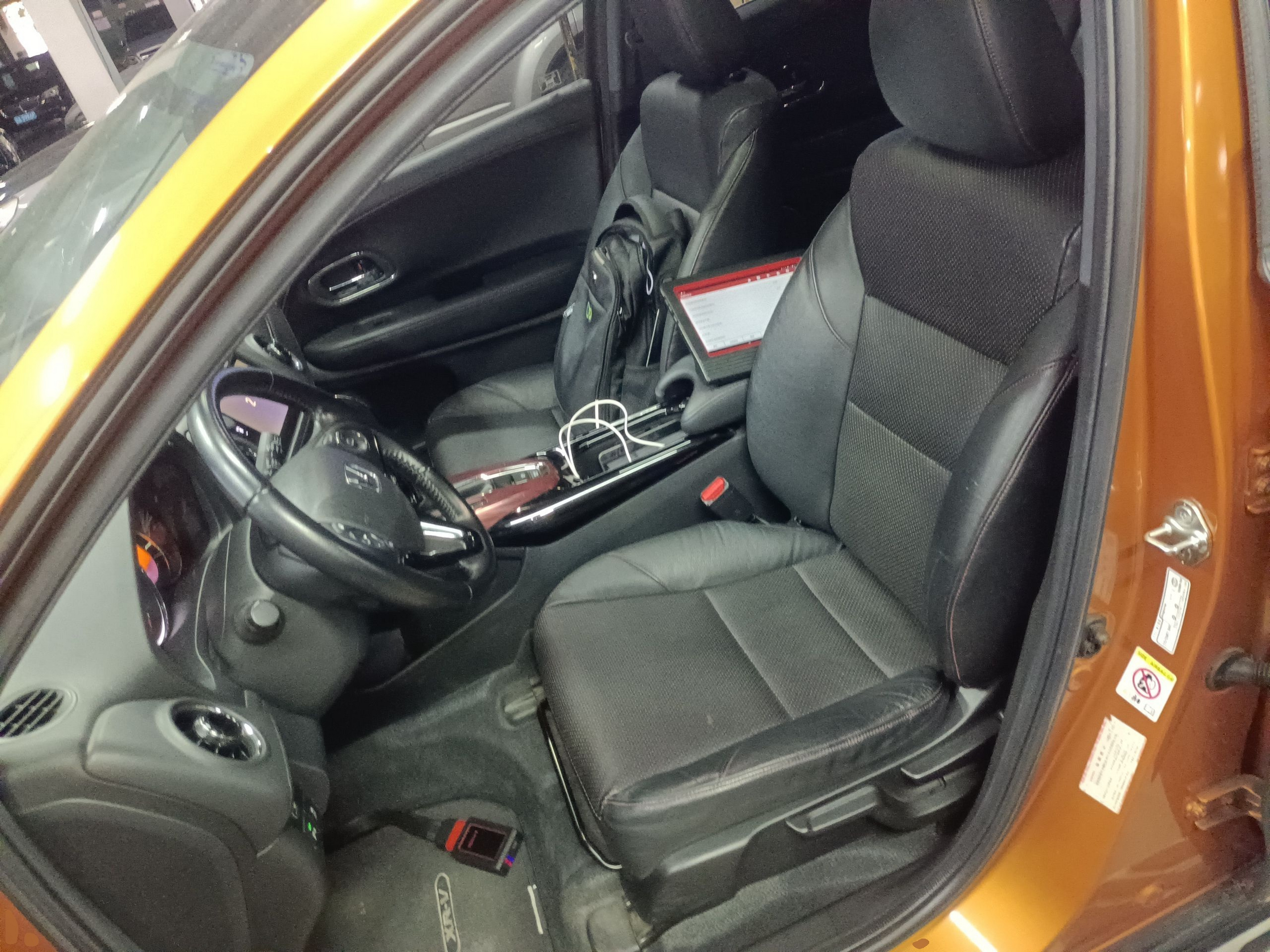 المقاعد الأمامية داخل السيارة