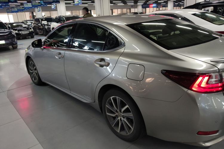Used Lexus ES 2015 300h Comfort Edition
