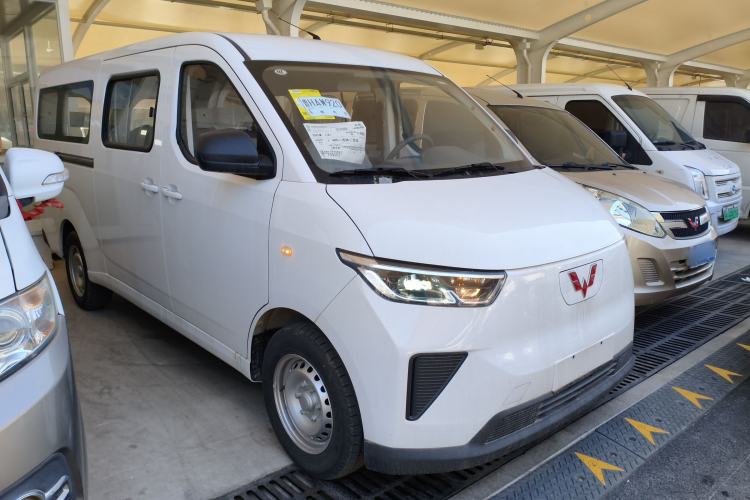Used Wuling Yangguang 2024 300KM Comfort Version Passenger Van 75kW