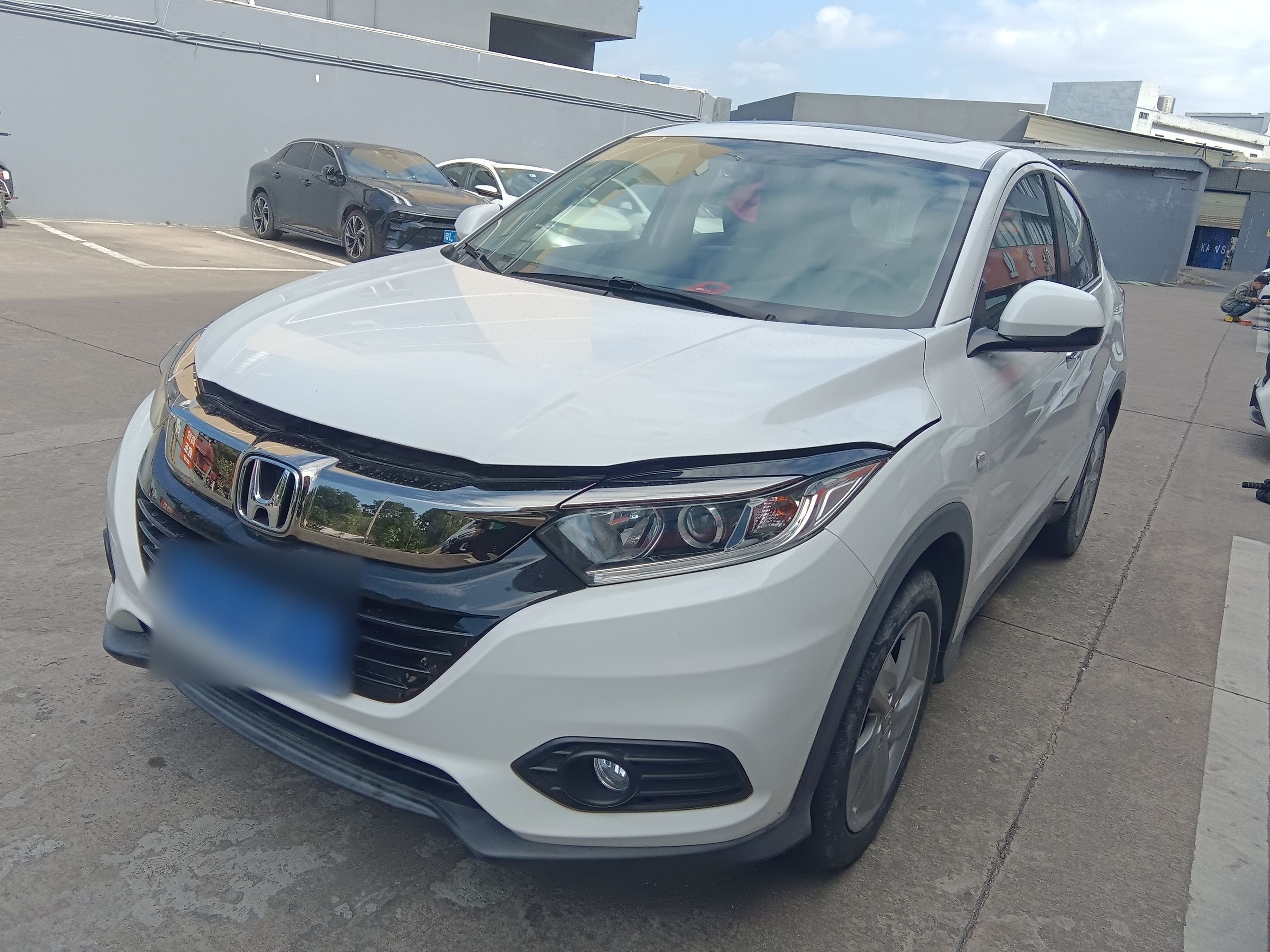 تحت مقدمة السيارة