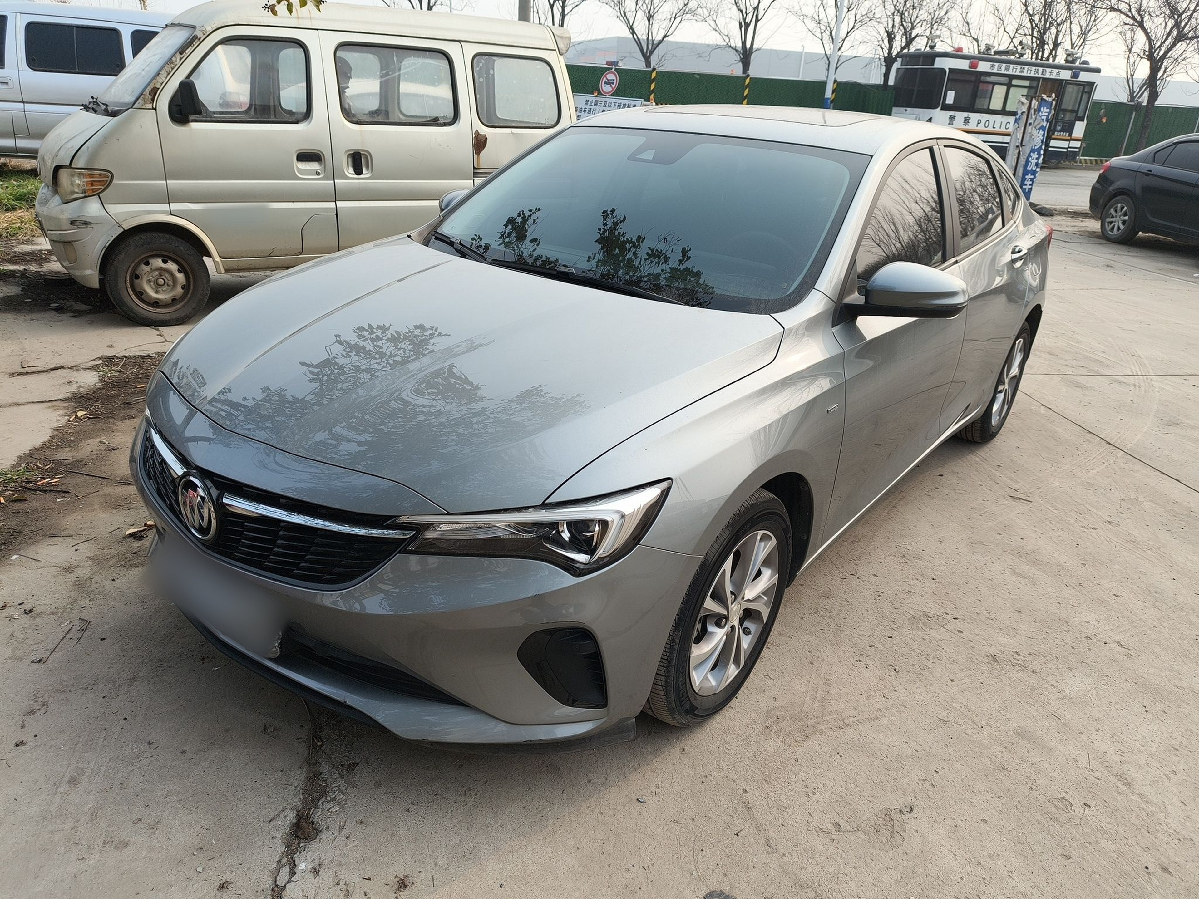 Под передней частью автомобиля