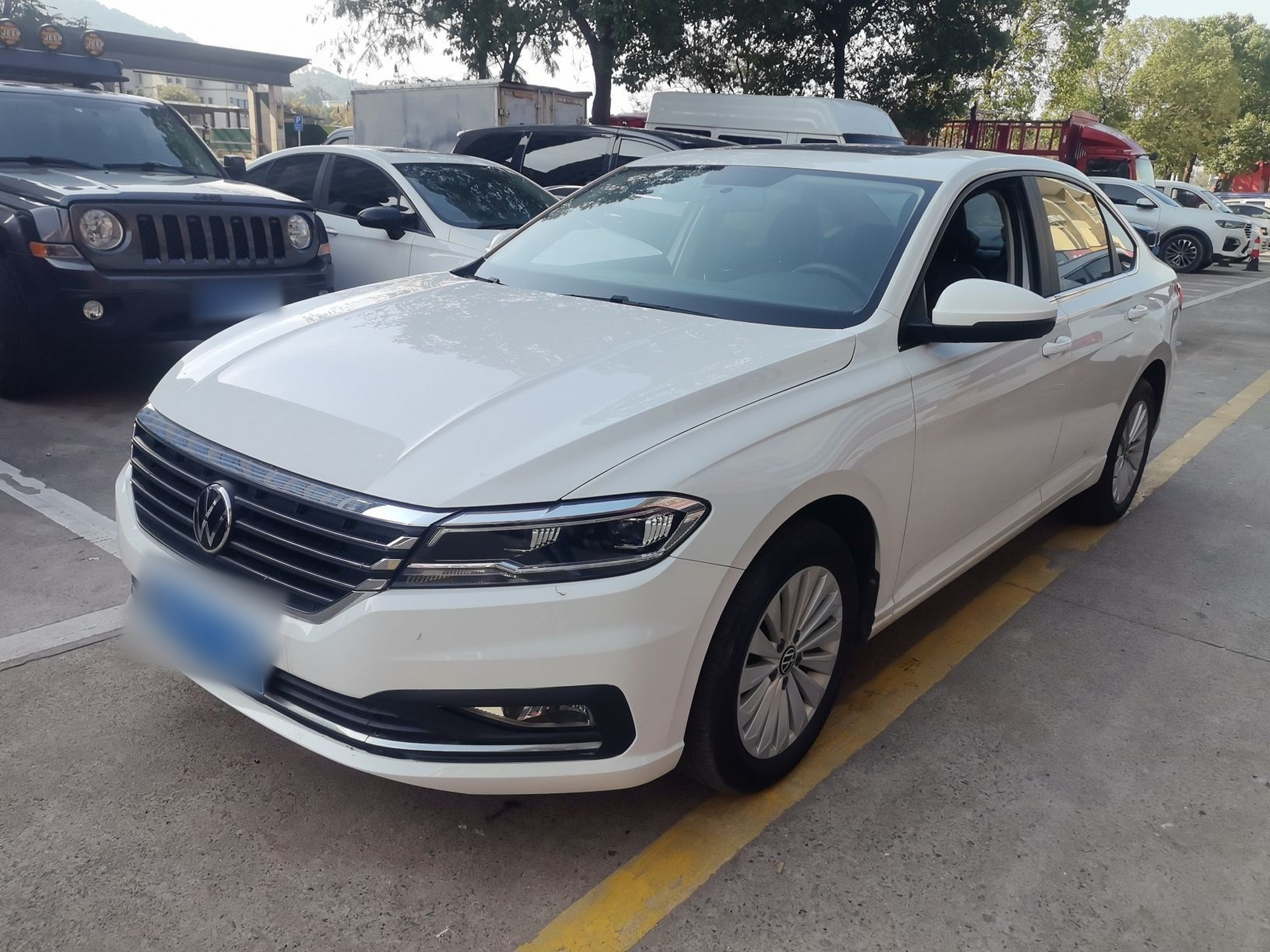 Под передней частью автомобиля