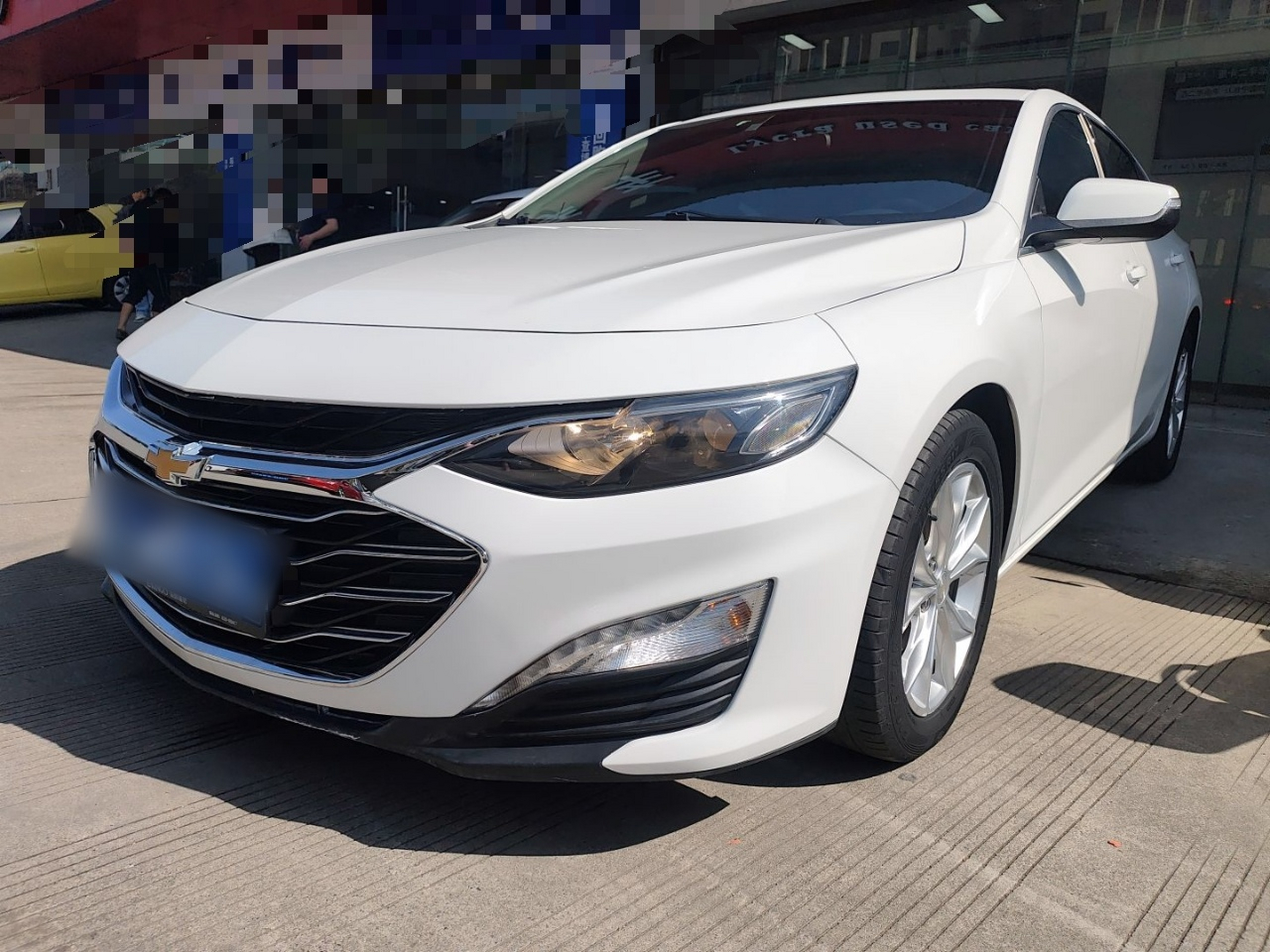 تحت مقدمة السيارة