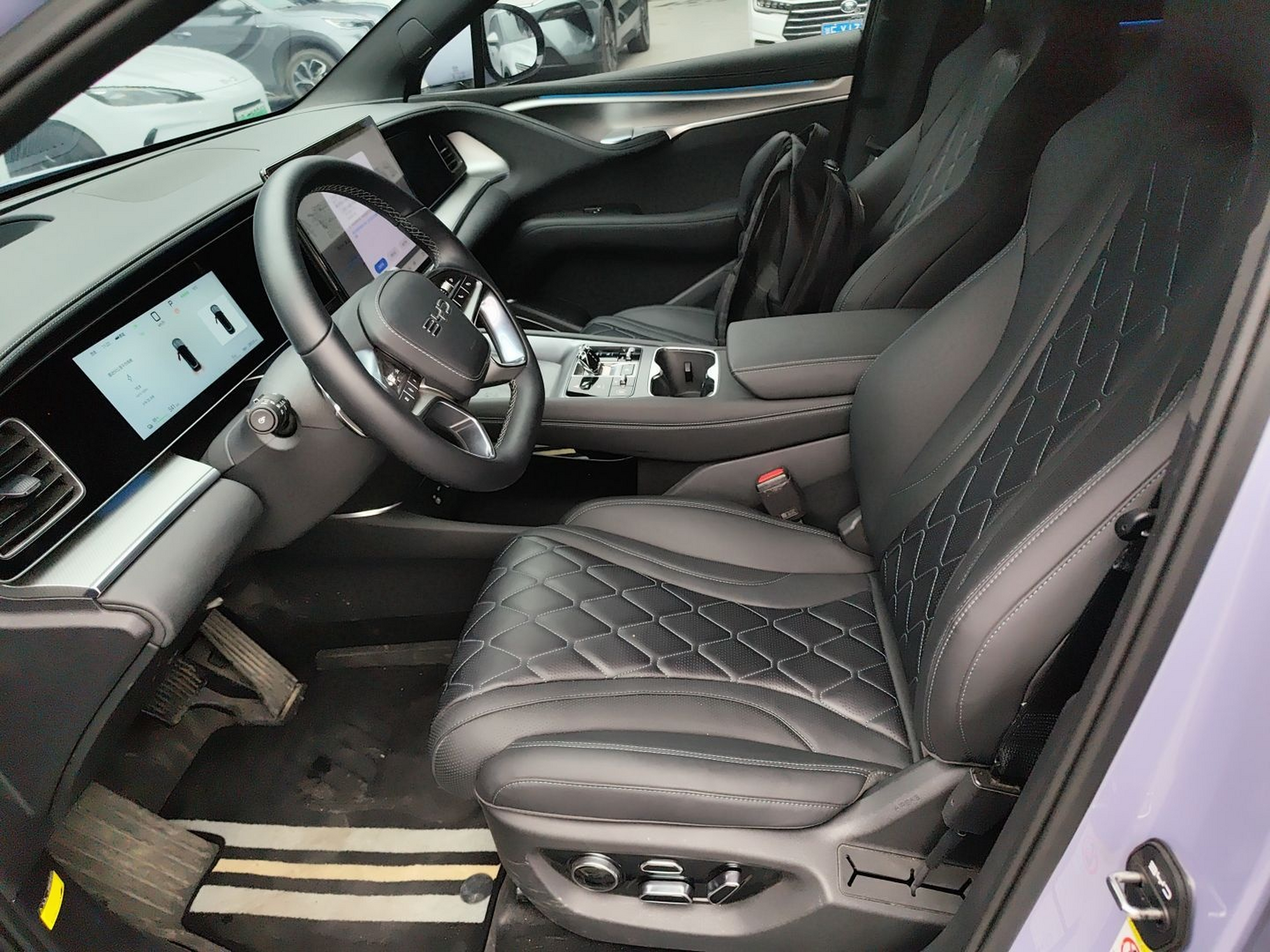 Переднее сиденье в автомобиле