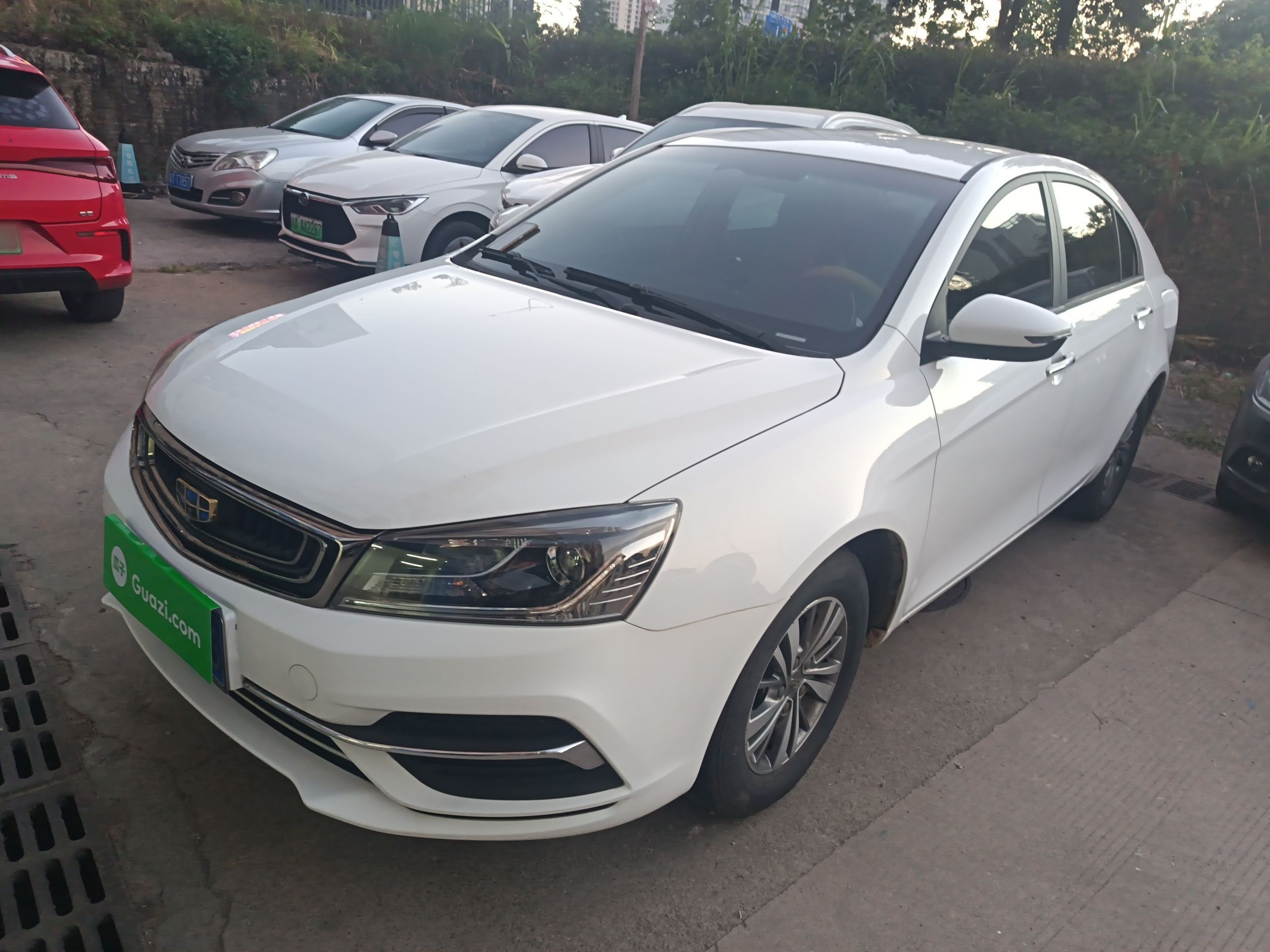 Под передней частью автомобиля