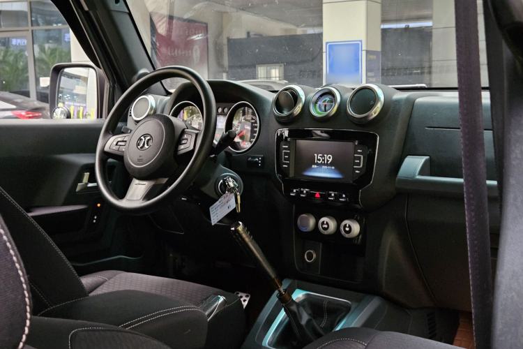 Used Beijing Auto BJ40 2016 40L 2.0T Manual Two-Wheel Drive Luxury Edition
