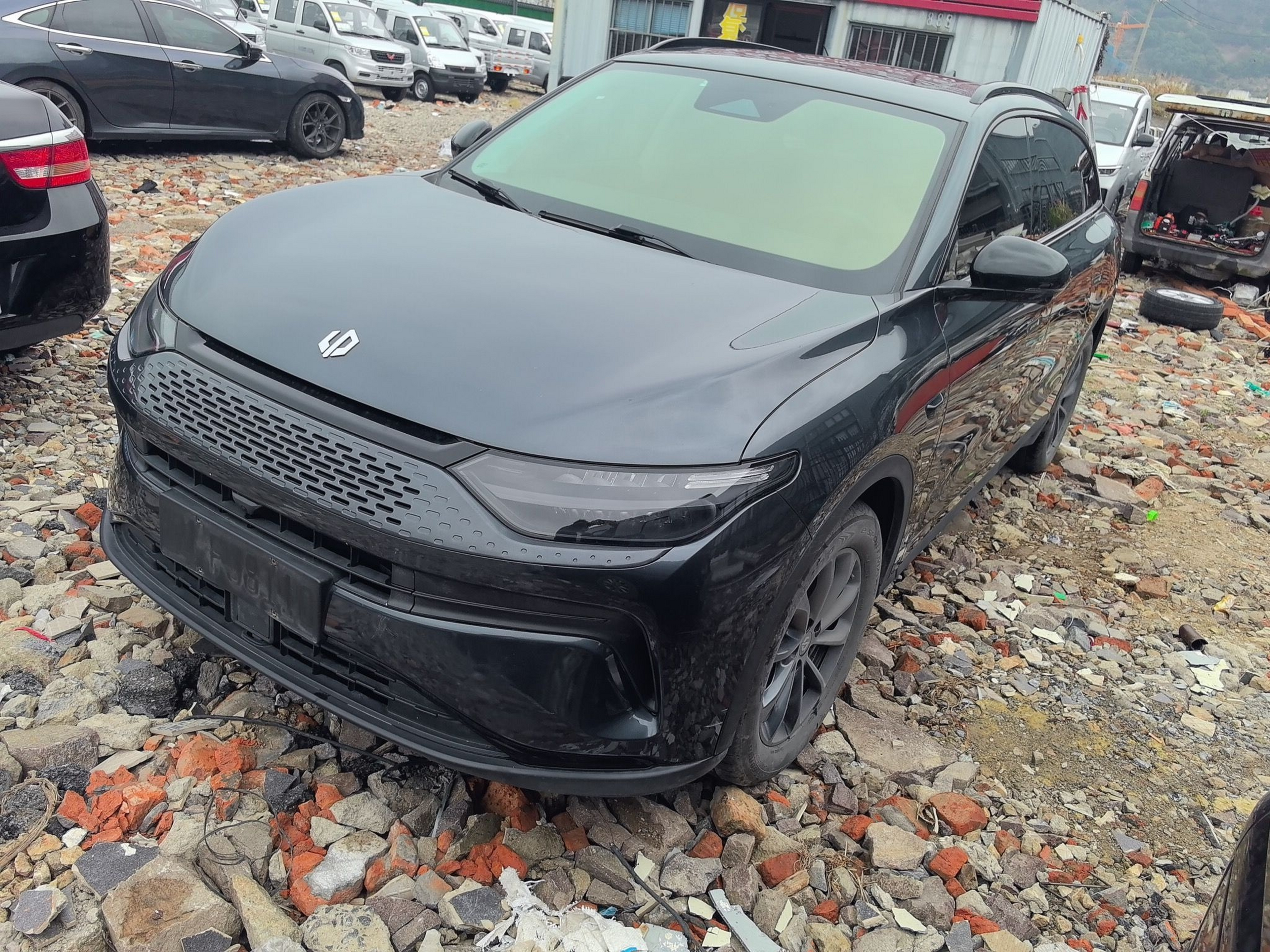 Под передней частью автомобиля