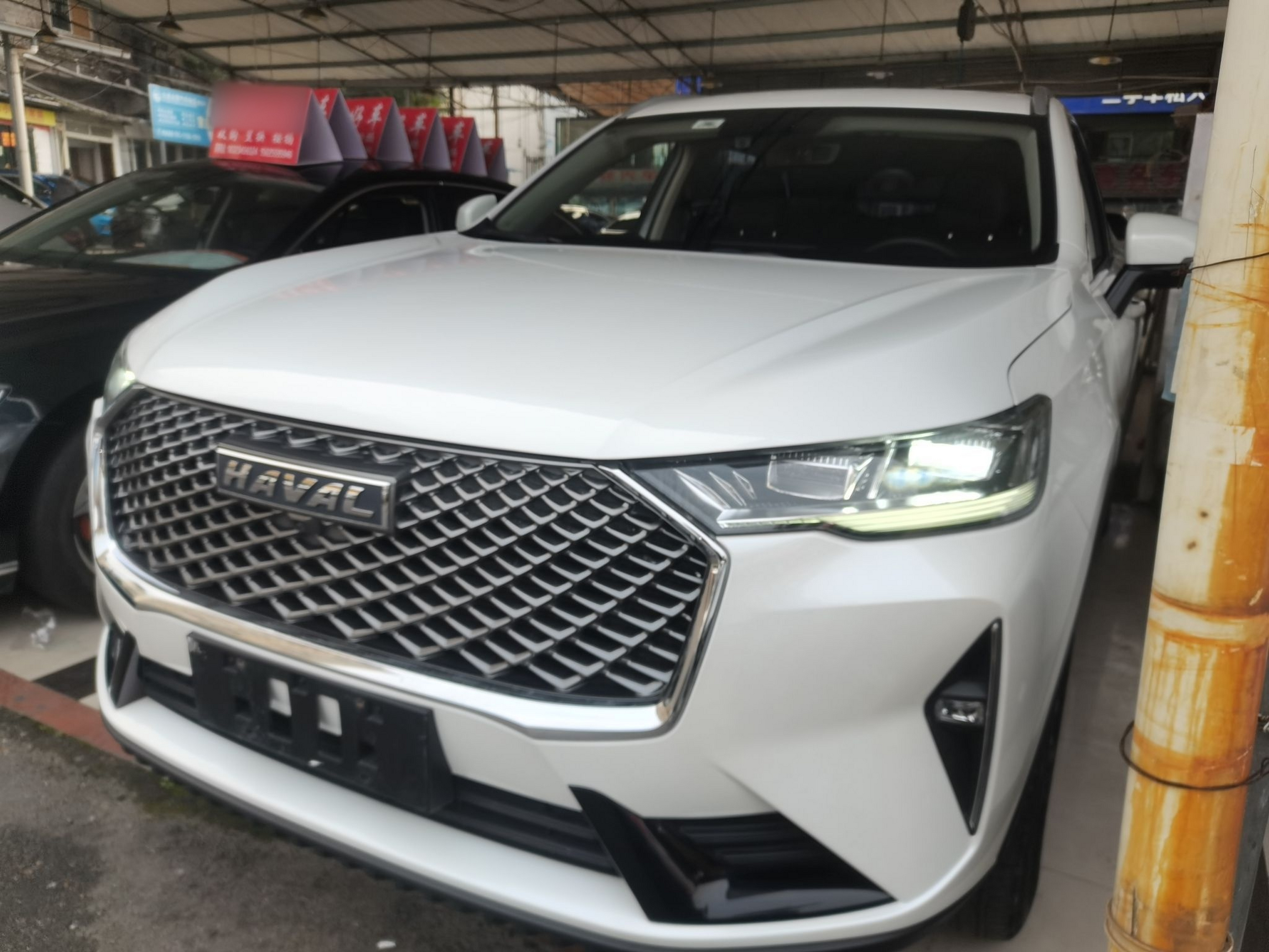 Под передней частью автомобиля