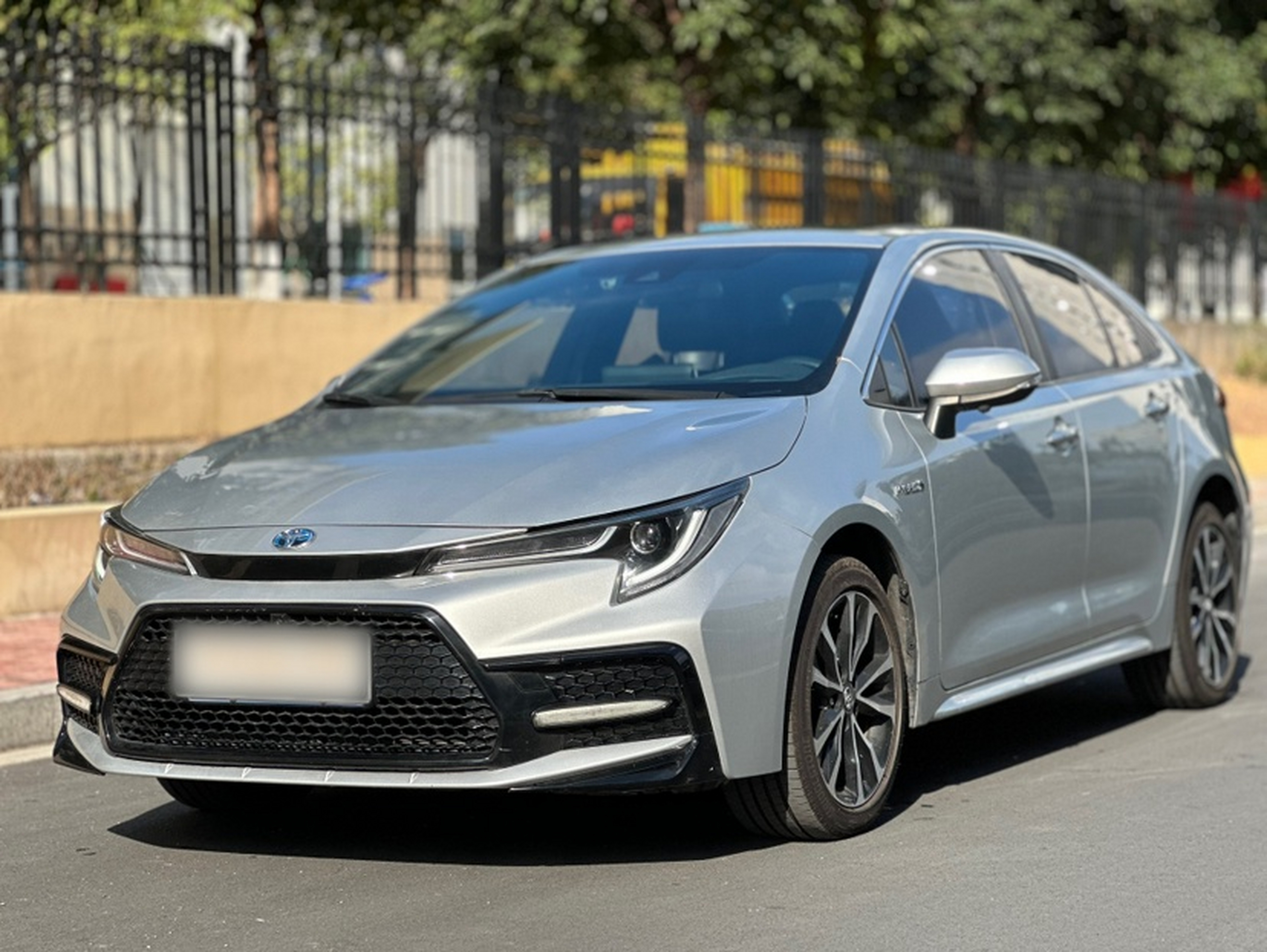 Под передней частью автомобиля