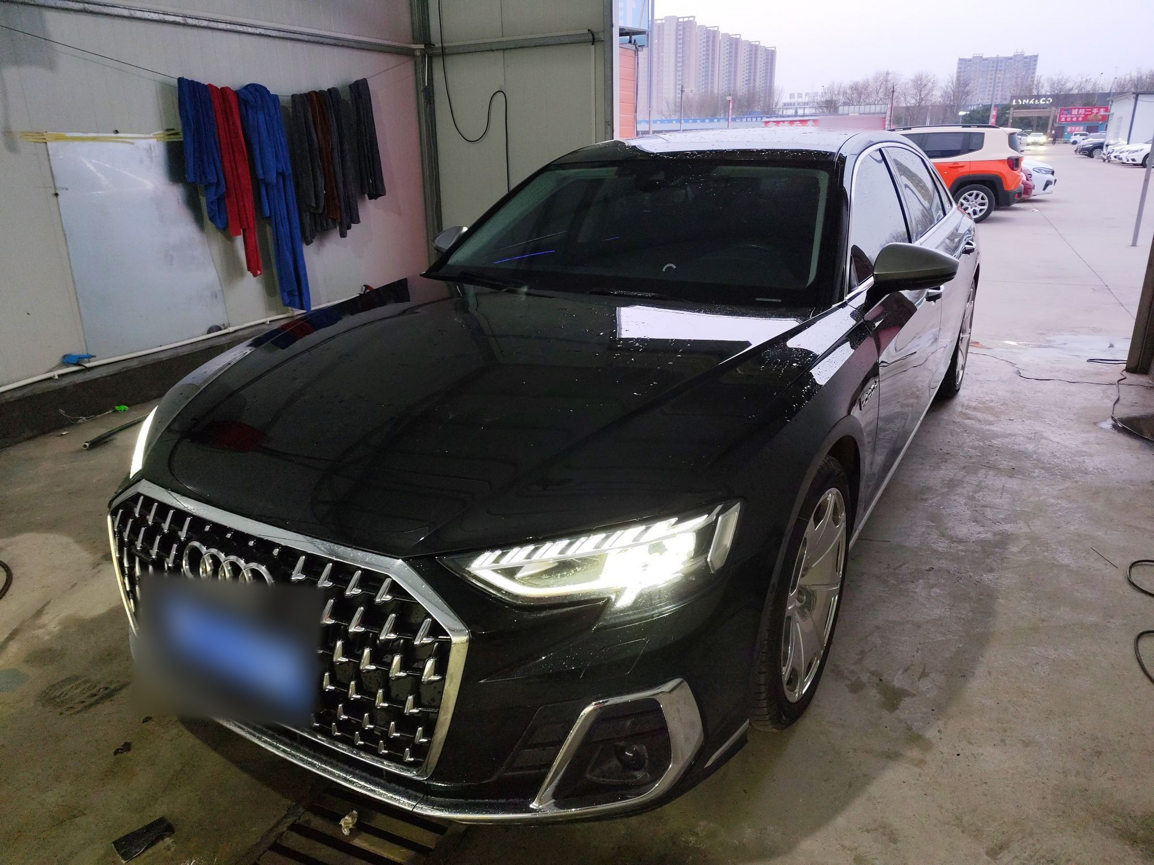 تحت مقدمة السيارة