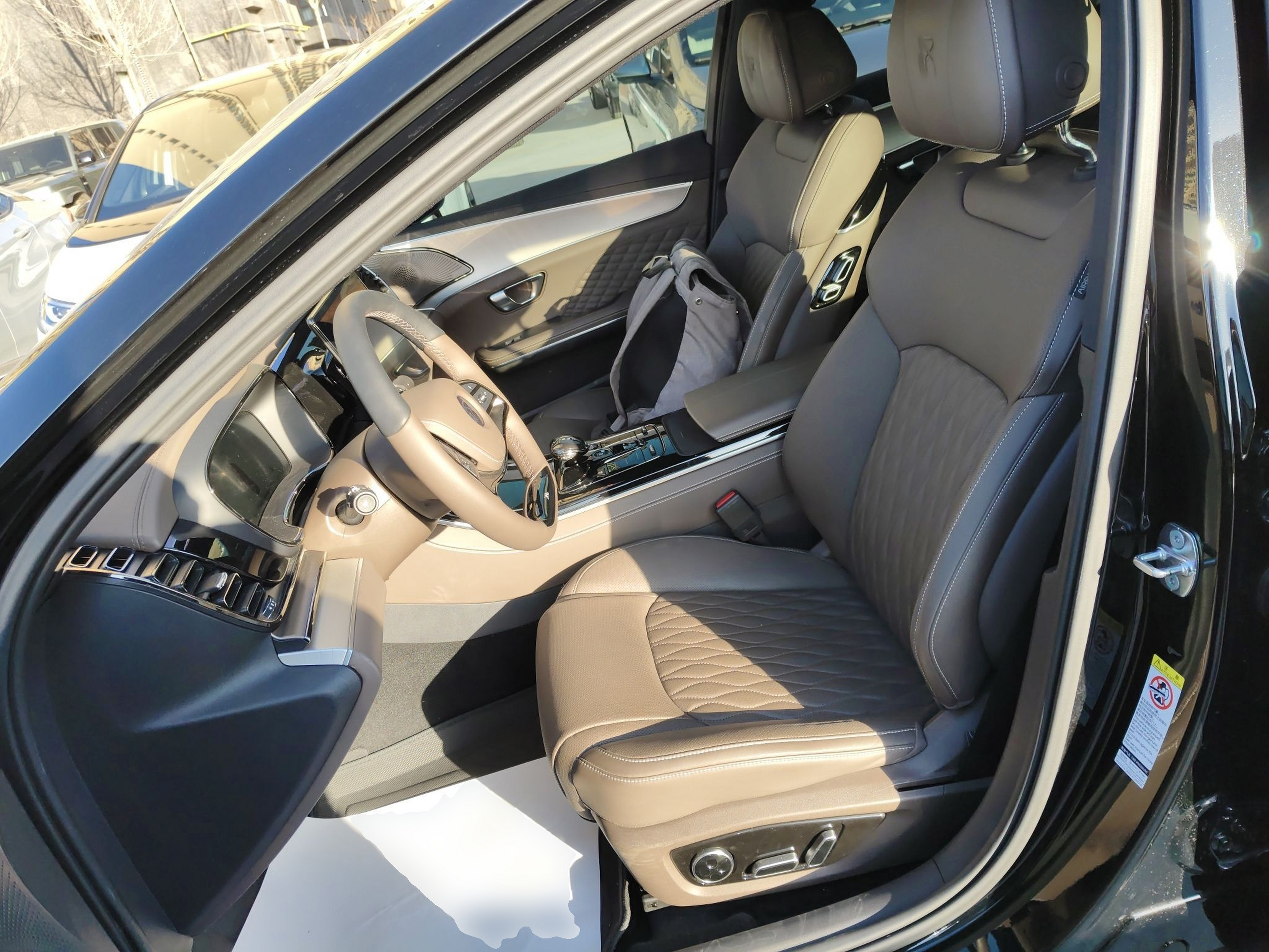 Переднее сиденье в автомобиле