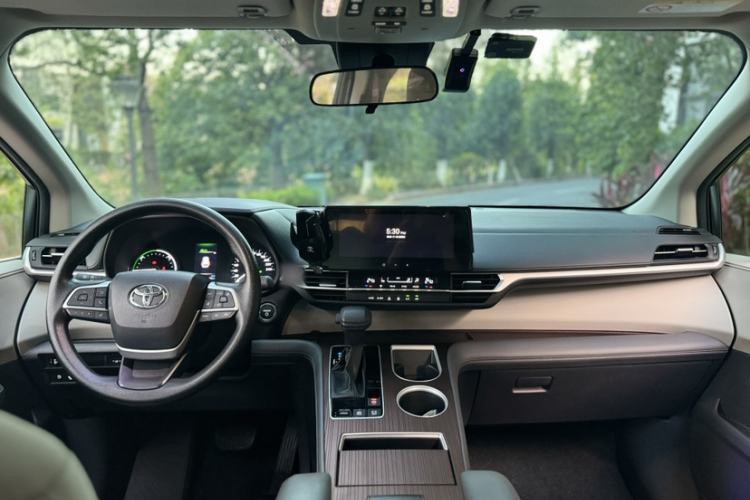 Used Toyota Sienna 2024 2.5L Hybrid Comfort Edition
