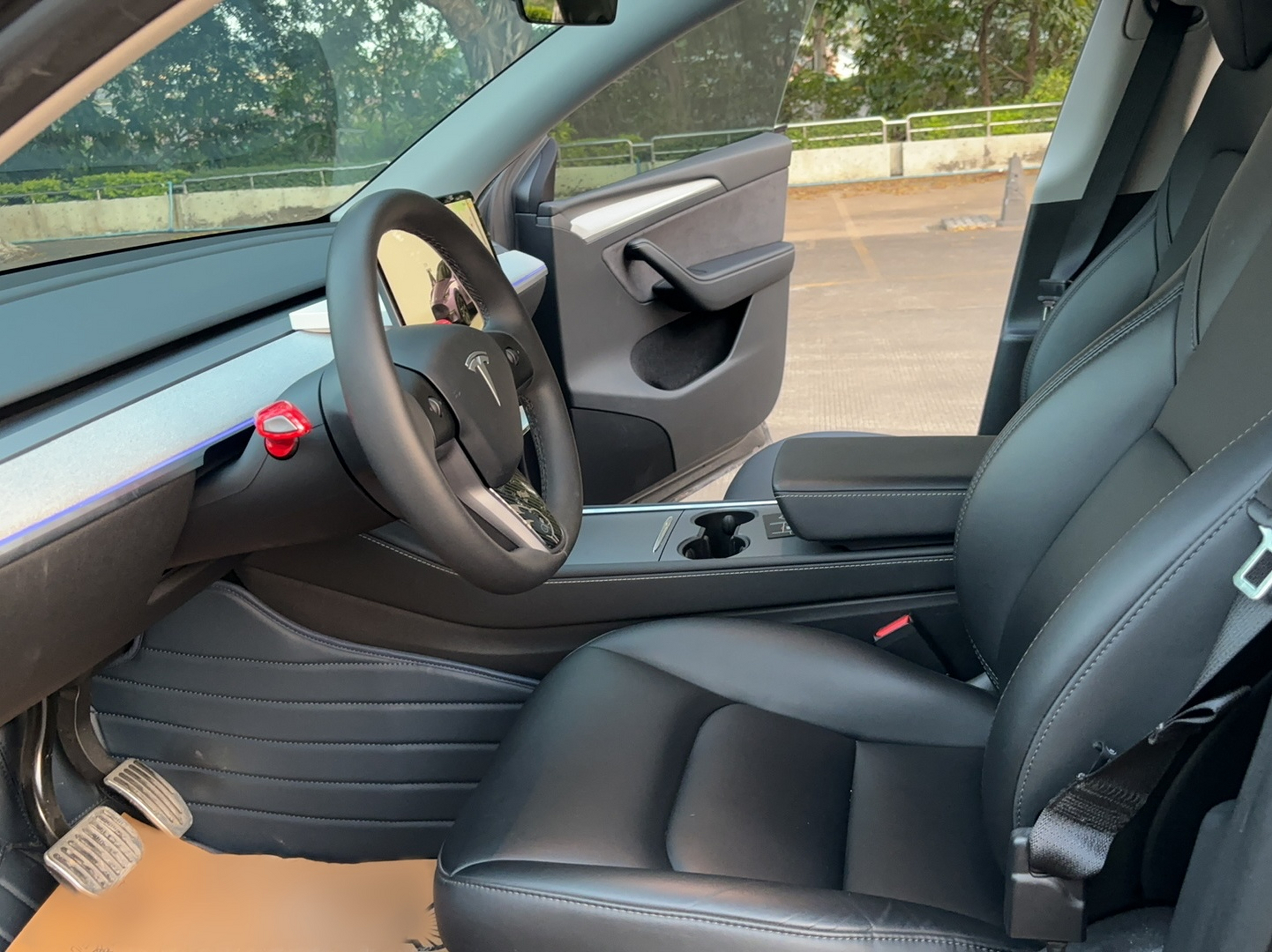 المقاعد الأمامية داخل السيارة