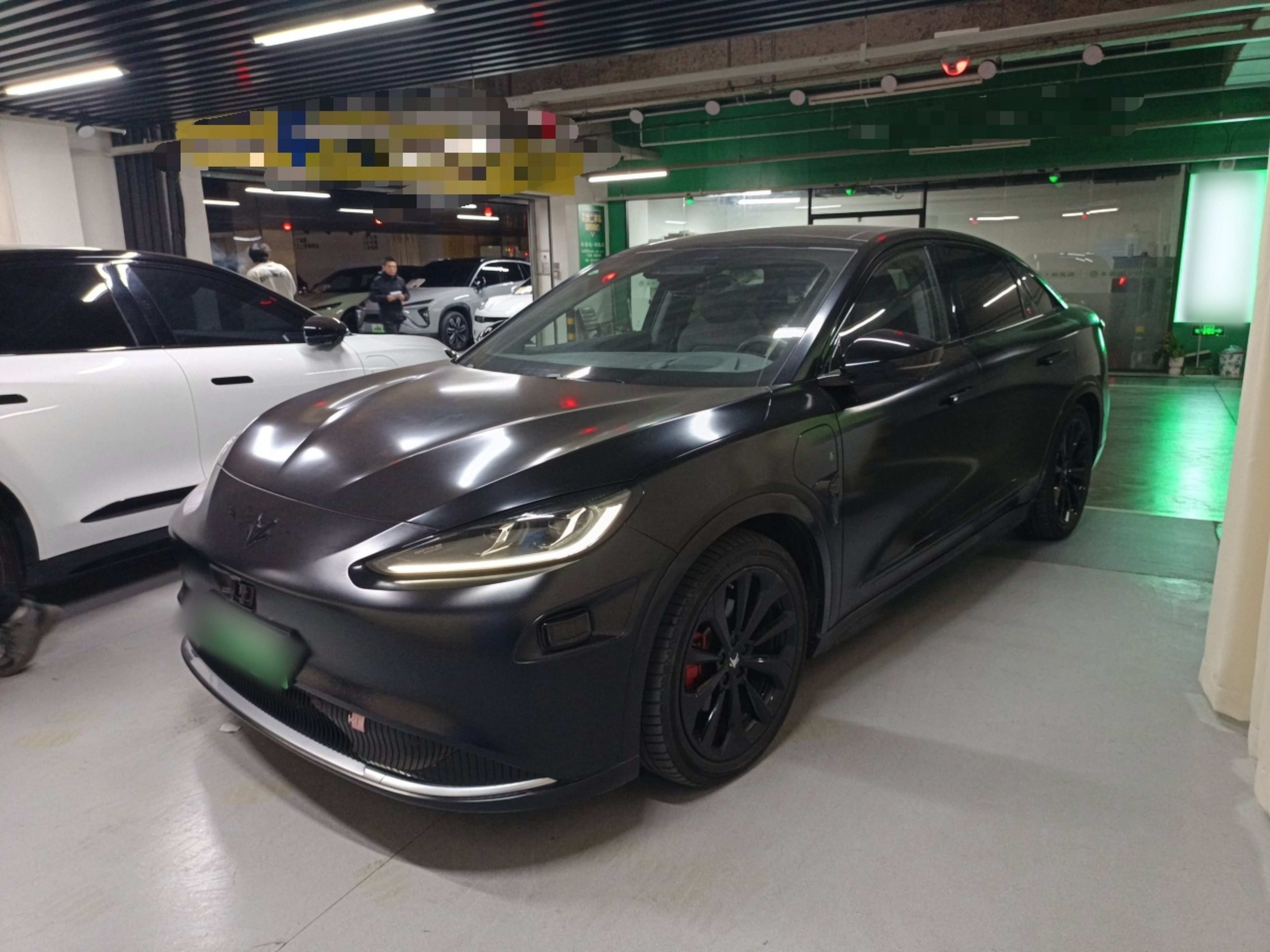 تحت مقدمة السيارة