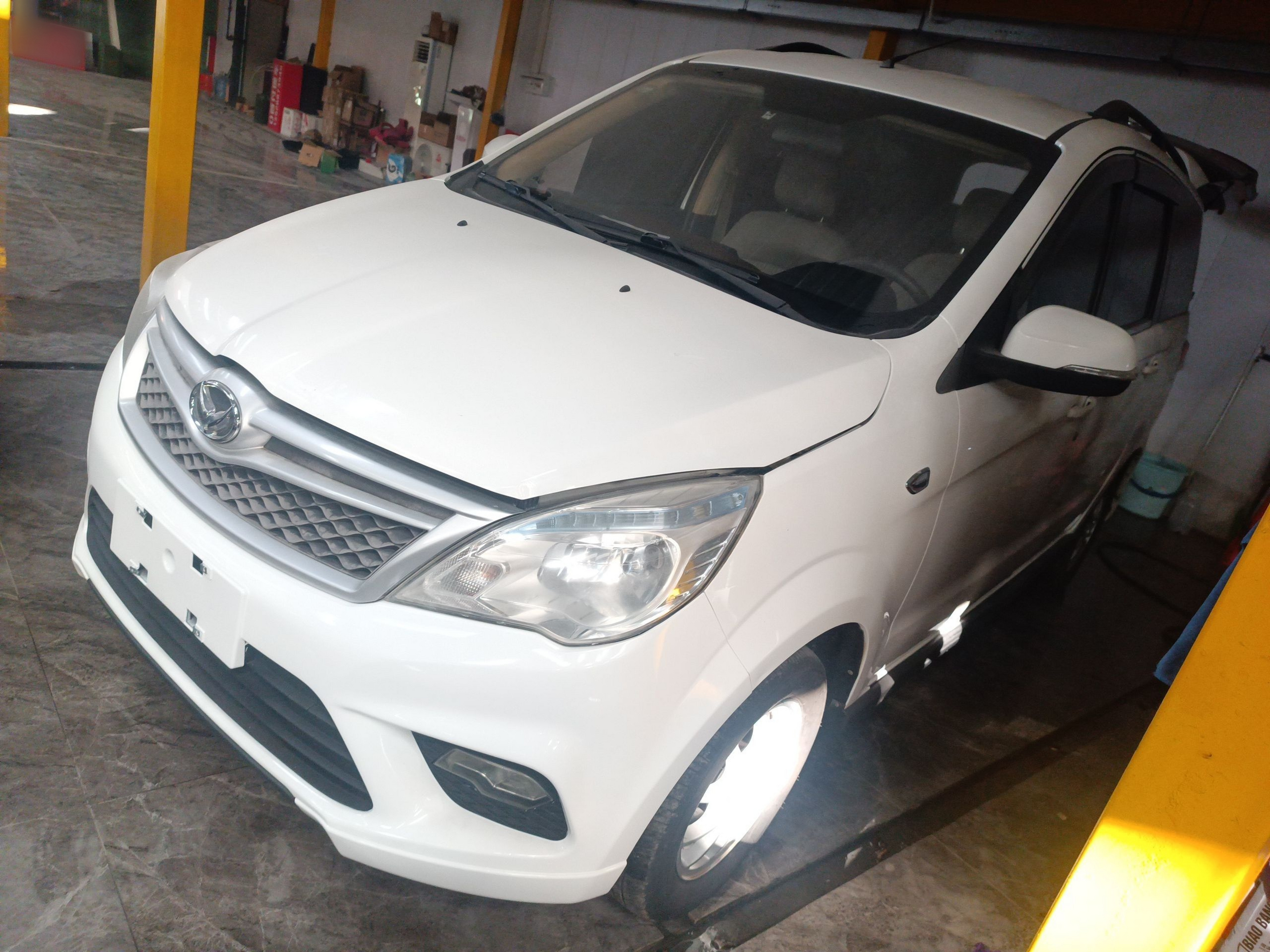 تحت مقدمة السيارة