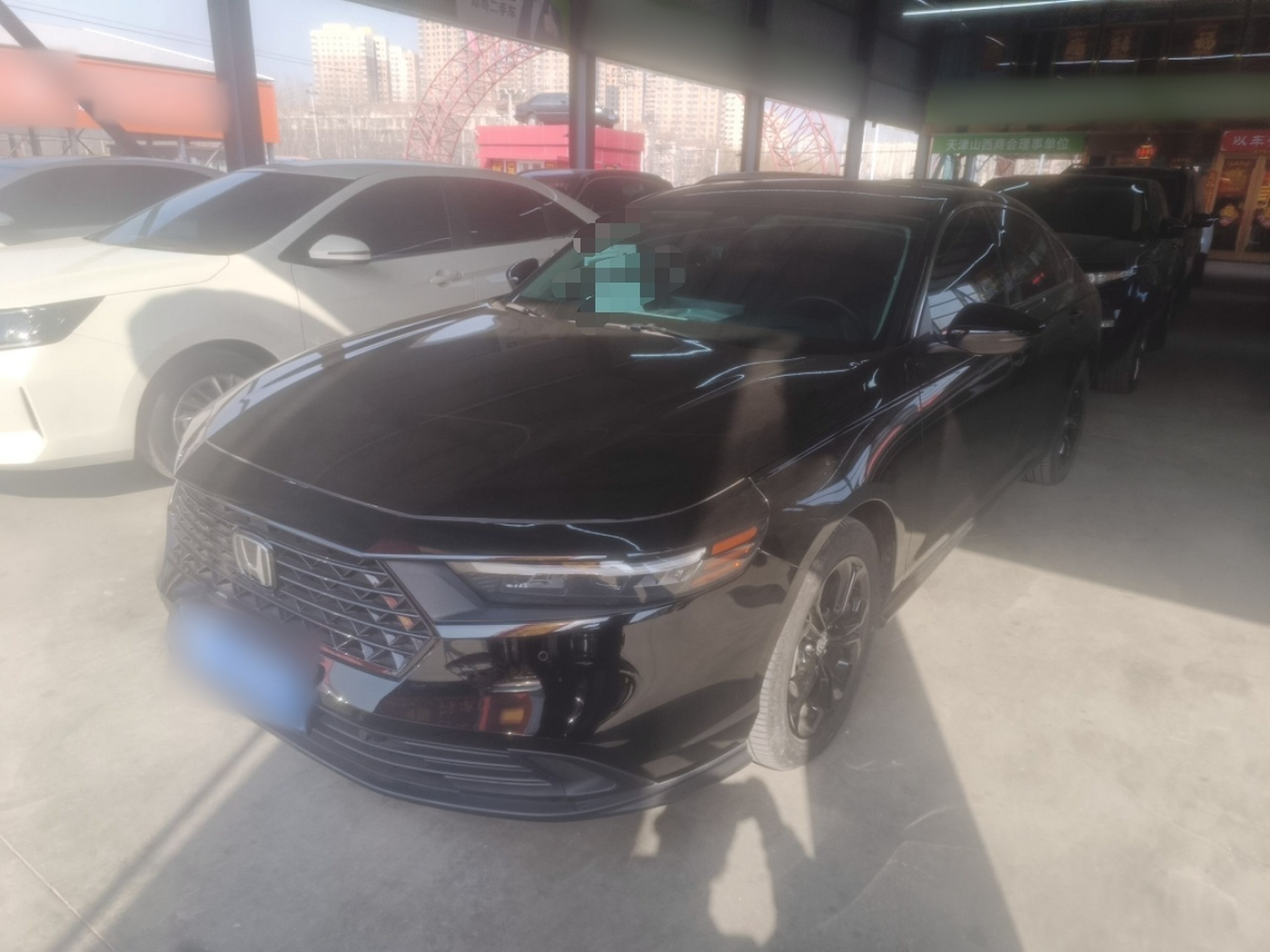 تحت مقدمة السيارة