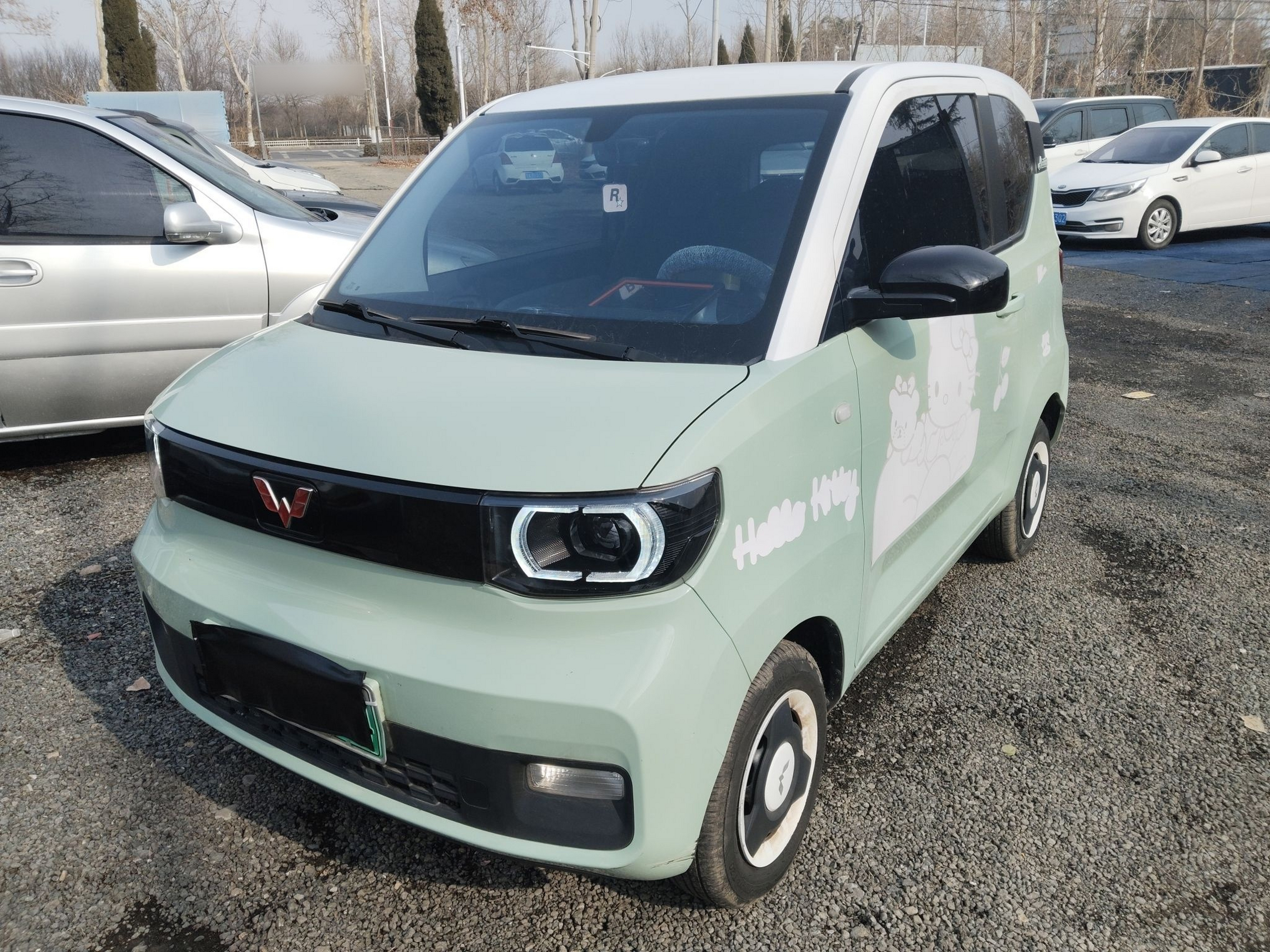 Под передней частью автомобиля