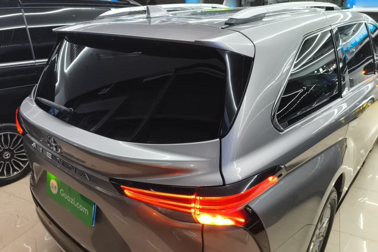 Used Toyota Sienna 2021 2.5L Hybrid Premium Edition
