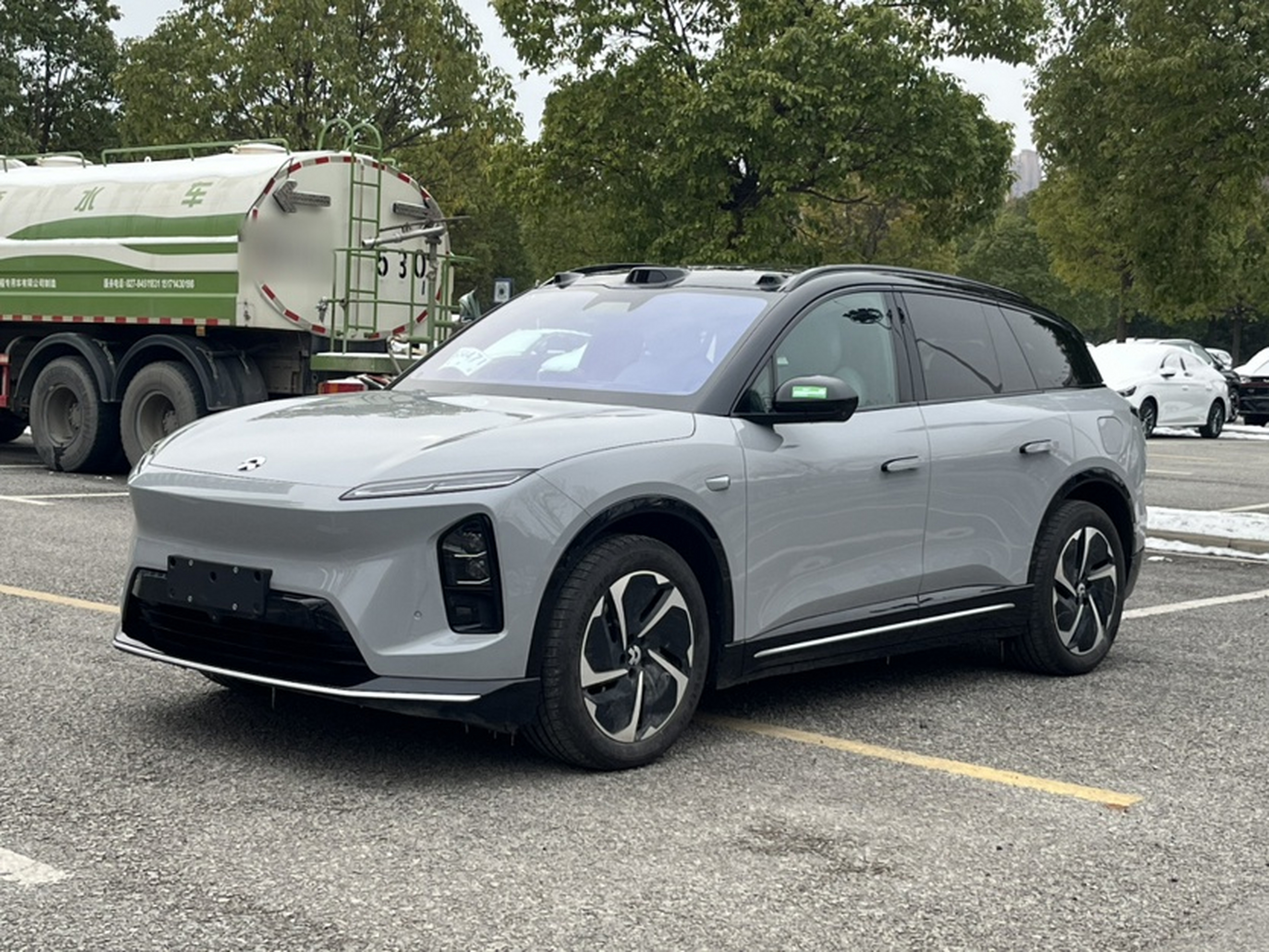 Под передней частью автомобиля