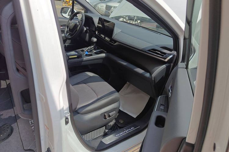 Used Toyota Sienna 2024 2.5L Hybrid Ultimate Edition
