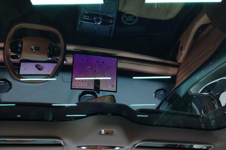 Used  Galaxy 8 2025 130km EM-i Deluxe Edition
