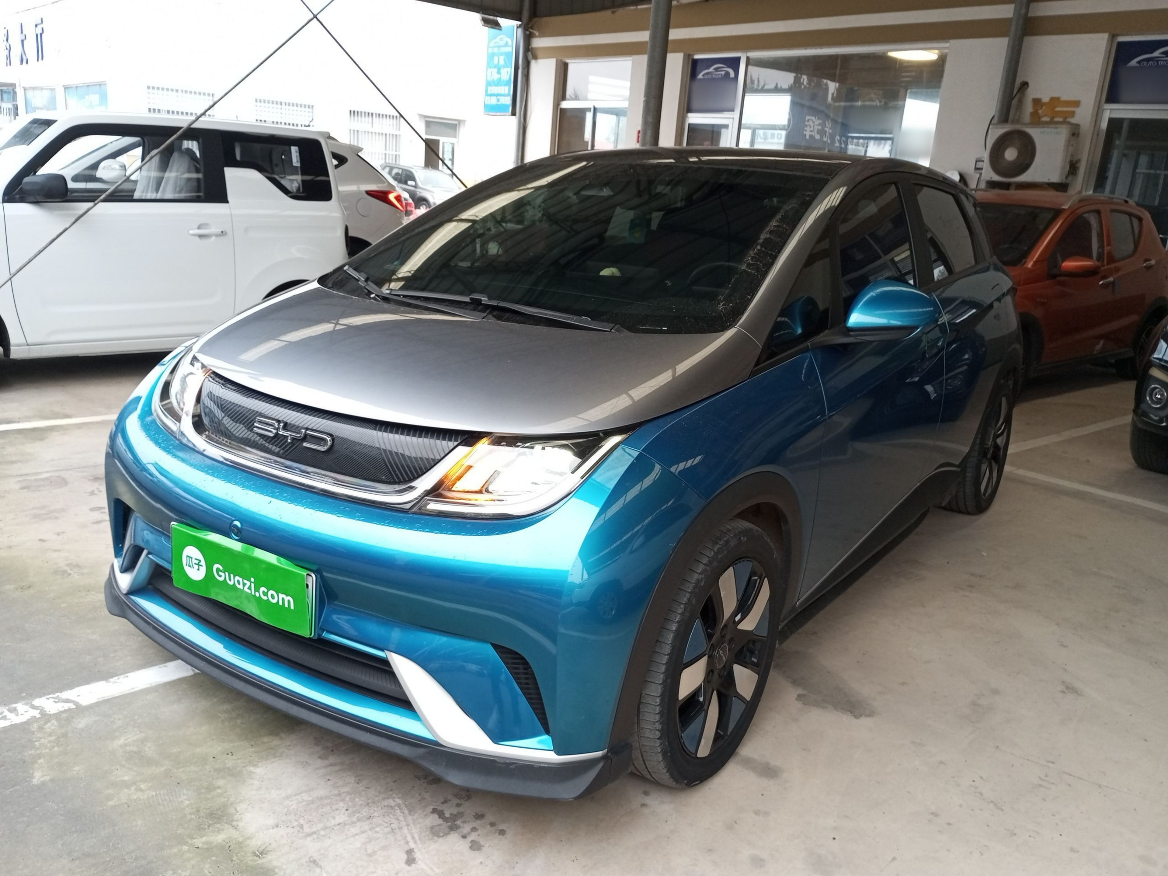 Под передней частью автомобиля