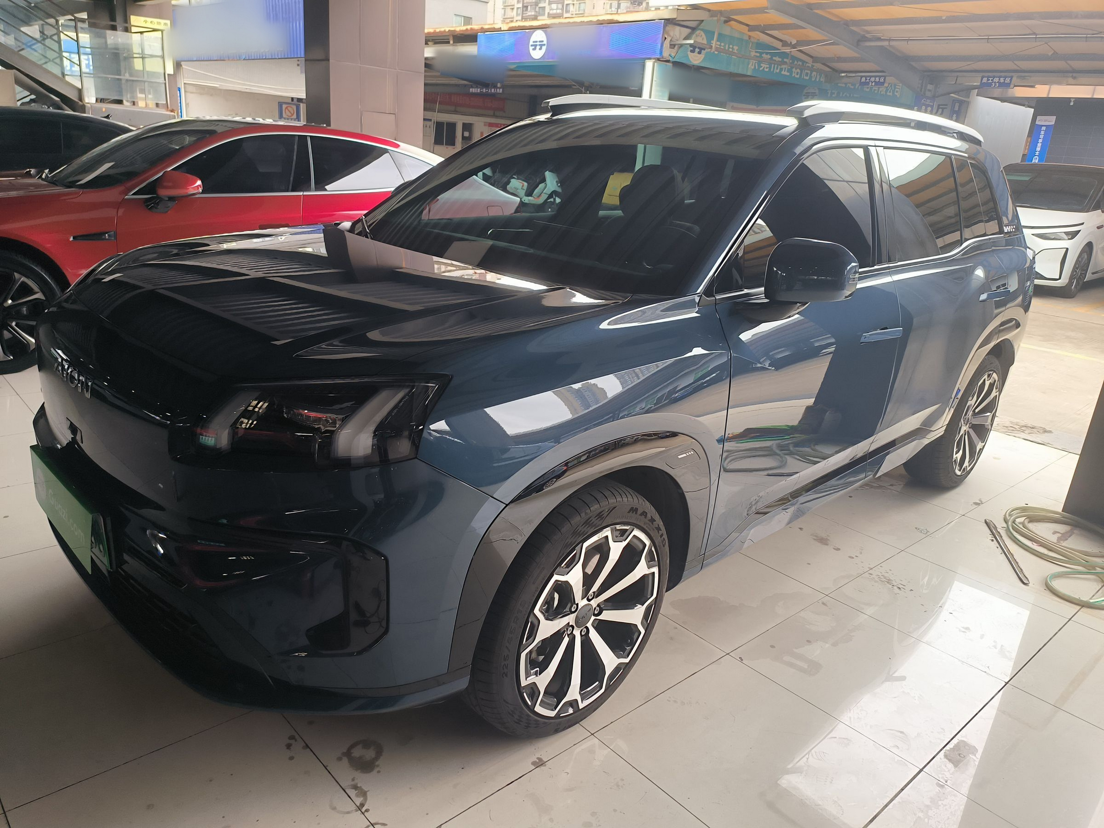 تحت مقدمة السيارة