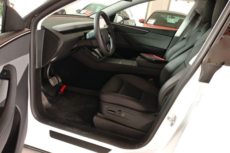 Used Tesla Model Y 2025 Rear-Wheel-Drive Version
