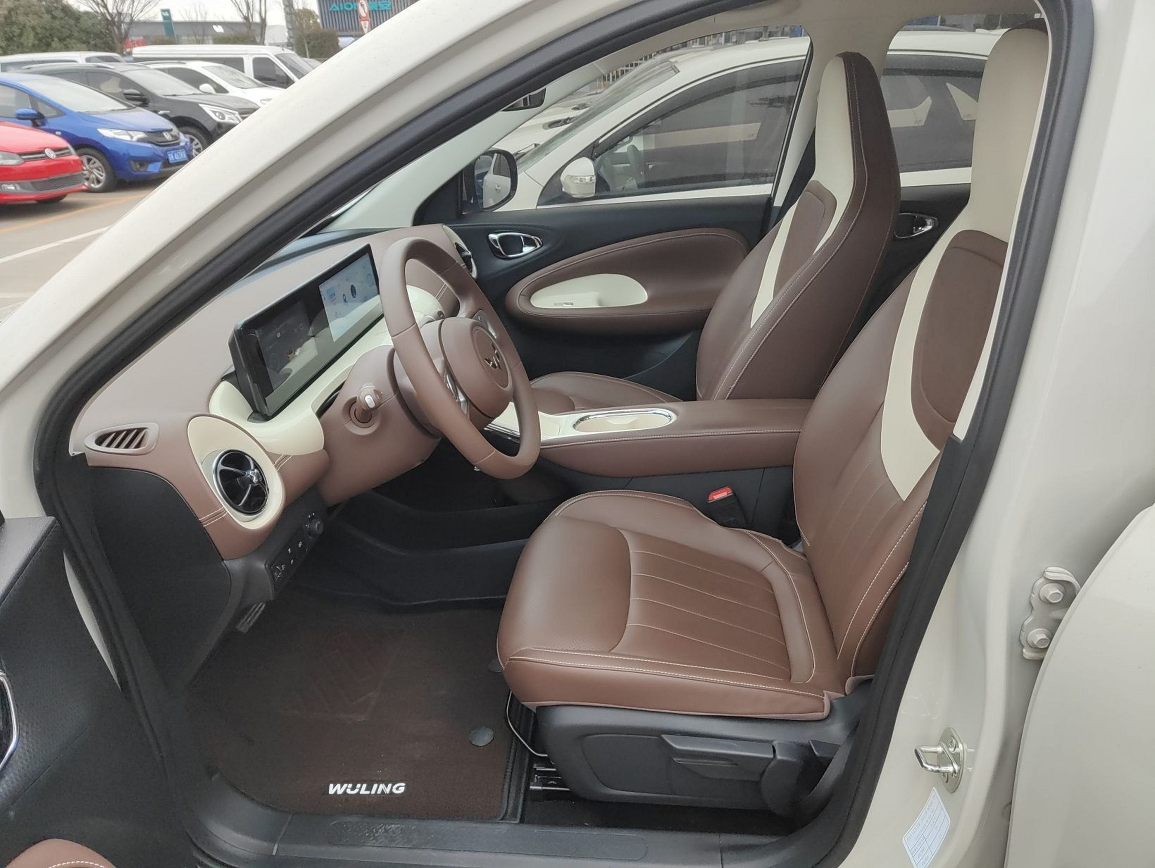 المقاعد الأمامية داخل السيارة